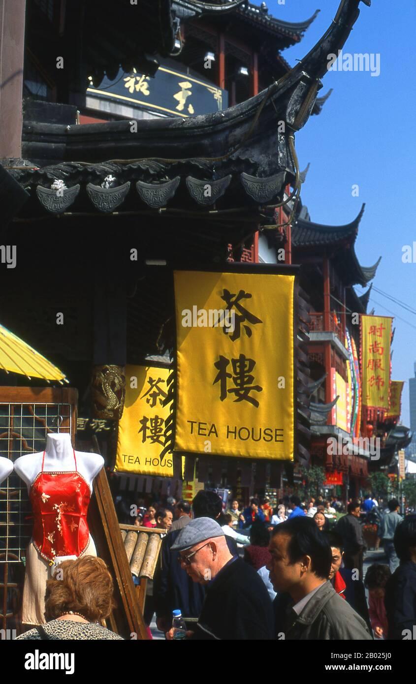Cina: Insegna della Casa del tè, Fangbang Lu, Nanshi o la zona della città Vecchia, Shanghai. Shanghai iniziò la sua vita come villaggio di pescatori, e più tardi come porto che riceveva merci trasportate lungo il fiume Yangzi. Dal 1842 in poi, dopo la prima guerra dell'oppio, i britannici aprirono una "concessione" a Shanghai, dove i trafficanti di droga e altri commercianti potevano operare indisturbati. Francesi, italiani, tedeschi, americani e giapponesi seguirono tutti. Negli anni '1920 e '1930, Shanghai era una città boom e una parola d'ordine internazionale per la dissipazione. Foto Stock