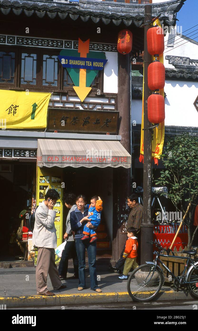 Cina: Old Shanghai Tea House, Fangbang Lu, Nanshi o la zona della città Vecchia, Shanghai. Shanghai iniziò la sua vita come villaggio di pescatori, e più tardi come porto che riceveva merci trasportate lungo il fiume Yangzi. Dal 1842 in poi, dopo la prima guerra dell'oppio, i britannici aprirono una "concessione" a Shanghai, dove i trafficanti di droga e altri commercianti potevano operare indisturbati. Francesi, italiani, tedeschi, americani e giapponesi seguirono tutti. Negli anni '1920 e '1930, Shanghai era una città boom e una parola d'ordine internazionale per la dissipazione. Foto Stock