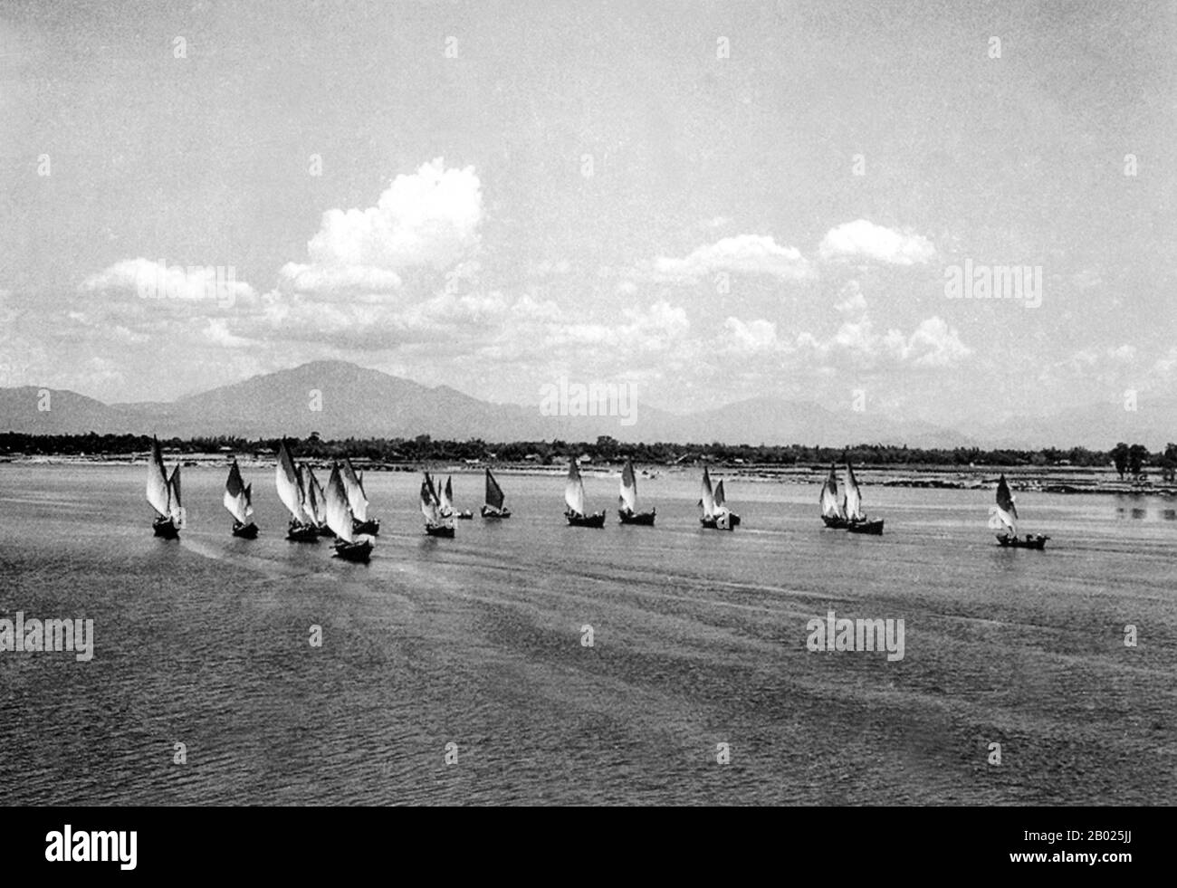 Vietnam: Barche da pesca che mettono in mare vicino a Hoi An, 1950. La piccola ma storica città di ho An si trova sul fiume Thu Bon, 30 km a sud di Danang. Durante il tempo dei signori Nguyen (1558-1777) e anche sotto i primi imperatori Nguyen, Hoi An - allora conosciuto come Faifo - era un porto importante, visitato regolarmente da navi provenienti dall'Europa e da tutto l'Oriente. Verso la fine del XIX secolo, l'insabbiamento del fiume Thu Bon e lo sviluppo della vicina Danang si erano combinati per rendere Hoi An un'acqua arretrata. Foto Stock