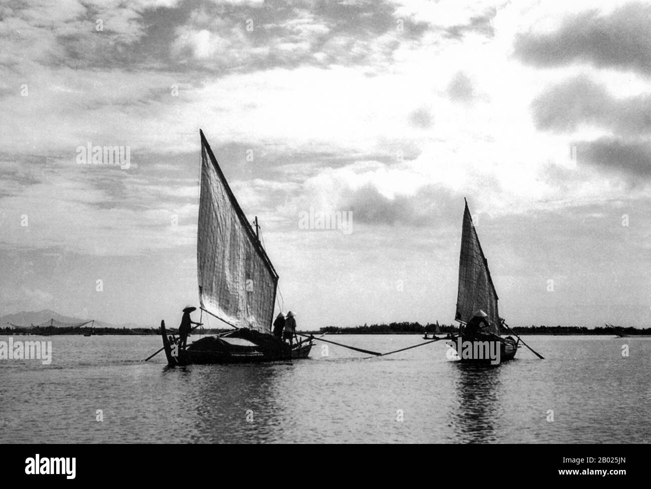 Vietnam: Pescherecci vicino a Hoi An, 1950. La piccola ma storica città di ho An si trova sul fiume Thu Bon, 30 km a sud di Danang. Durante il tempo dei signori Nguyen (1558-1777) e anche sotto i primi imperatori Nguyen, Hoi An - allora conosciuto come Faifo - era un porto importante, visitato regolarmente da navi provenienti dall'Europa e da tutto l'Oriente. Verso la fine del XIX secolo, l'insabbiamento del fiume Thu Bon e lo sviluppo della vicina Danang si erano combinati per rendere Hoi An un'acqua arretrata. Foto Stock