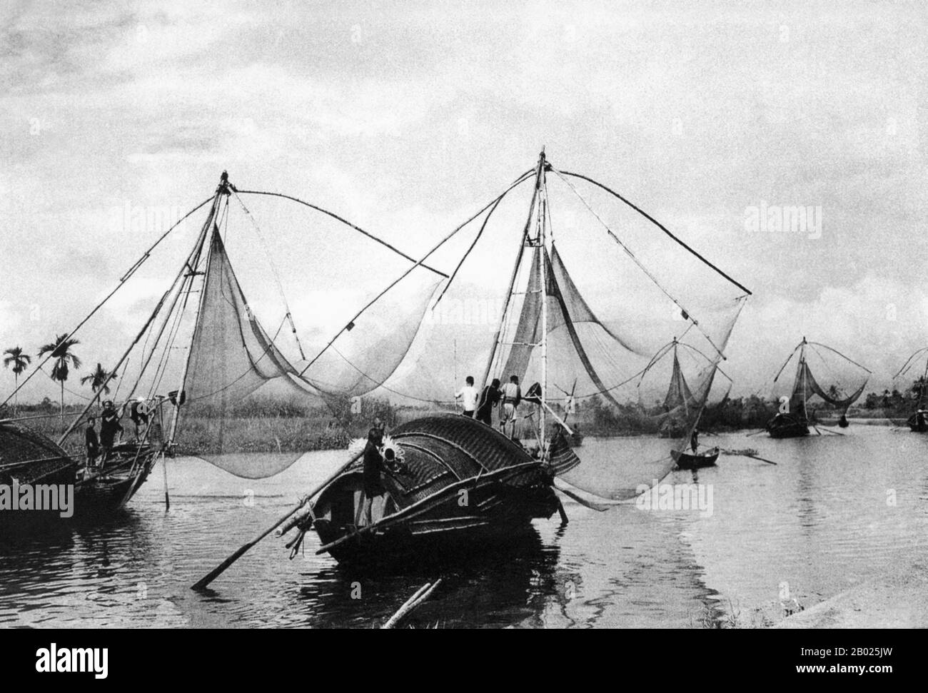 Vietnam: Pescherecci con reti in stile cinese sul fiume Thu Bon, Hoi An, 1950. La piccola ma storica città di ho An si trova sul fiume Thu Bon, 30 km a sud di Danang. Durante il tempo dei signori Nguyen (1558-1777) e anche sotto i primi imperatori Nguyen, Hoi An - allora conosciuto come Faifo - era un porto importante, visitato regolarmente da navi provenienti dall'Europa e da tutto l'Oriente. Verso la fine del XIX secolo, l'insabbiamento del fiume Thu Bon e lo sviluppo della vicina Danang si erano combinati per rendere Hoi An un'acqua arretrata. Foto Stock