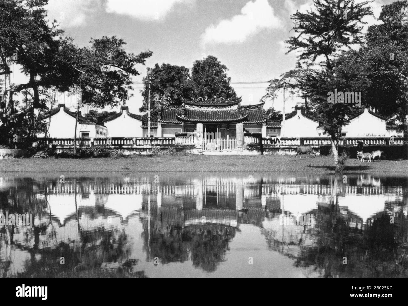 Vietnam: Sala riunioni della Congregazione cinese Chaozhou (Triều Châu), Hoi An, 1950. La sala dell'Assemblea della Congregazione cinese di Chaozhou (Triều Châu) fu originariamente costruita nel 1776. La piccola ma storica cittadina di Hoi An si trova sul fiume Thu Bon, 30 km a sud di Danang. Durante il tempo dei signori Nguyen (1558-1777) e anche sotto i primi imperatori Nguyen, Hoi An - allora conosciuto come Faifo - era un porto importante, visitato regolarmente da navi provenienti dall'Europa e da tutto l'Oriente. Foto Stock