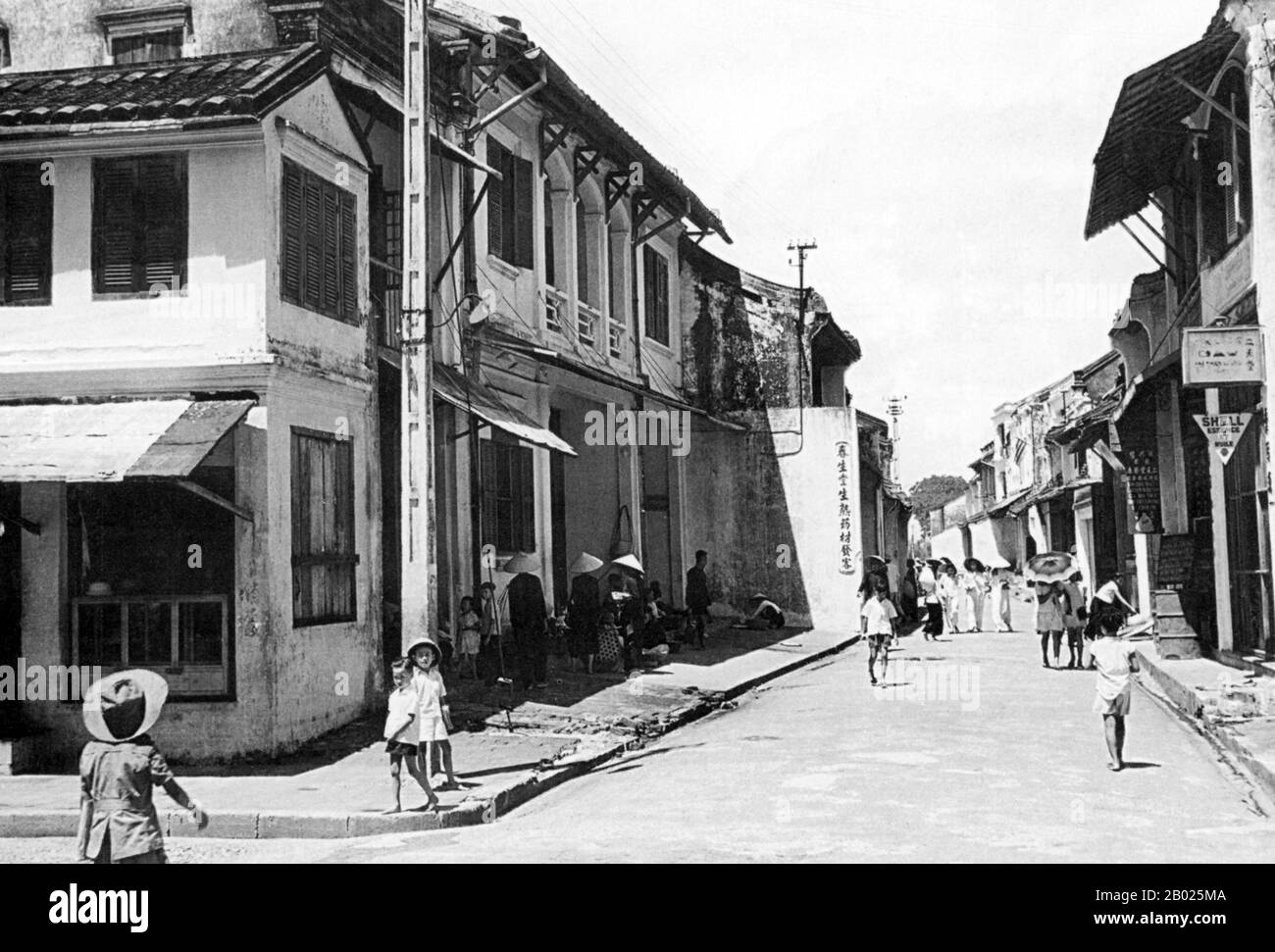 Vietnam: Nguyen Thai hoc Street, Hoi An, c. 1950. La piccola ma storica cittadina di Hoi An si trova sul fiume Thu Bon, 30 km a sud di Danang. Durante il tempo dei signori Nguyen (1558-1777) e anche sotto i primi imperatori Nguyen, Hoi An - allora conosciuto come Faifo - era un porto importante, visitato regolarmente da navi provenienti dall'Europa e da tutto l'Oriente. Verso la fine del XIX secolo, l'insabbiamento del fiume Thu Bon e lo sviluppo della vicina Danang si erano combinati per rendere Hoi An un'acqua arretrata. Foto Stock