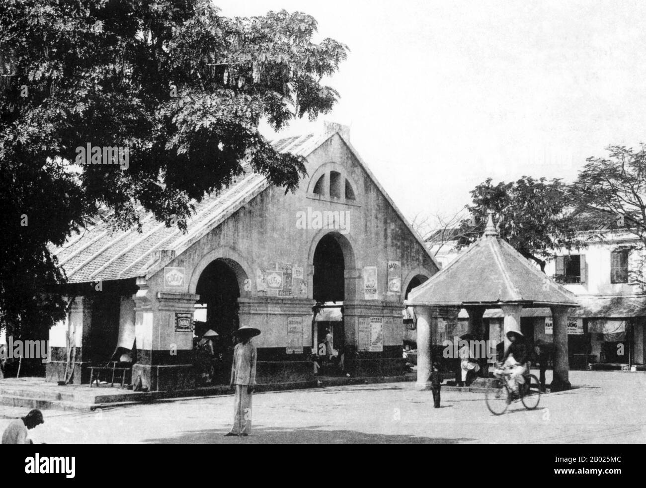 Vietnam: Un pozzo coperto di fronte al principale mercato fresco di Hoi An, Hoi An, 1940 circa. La piccola ma storica cittadina di Hoi An si trova sul fiume Thu Bon, 30 km a sud di Danang. Durante il tempo dei signori Nguyen (1558-1777) e anche sotto i primi imperatori Nguyen, Hoi An - allora conosciuto come Faifo - era un porto importante, visitato regolarmente da navi provenienti dall'Europa e da tutto l'Oriente. Verso la fine del XIX secolo, l'insabbiamento del fiume Thu Bon e lo sviluppo della vicina Danang si erano combinati per rendere Hoi An un'acqua arretrata. Foto Stock