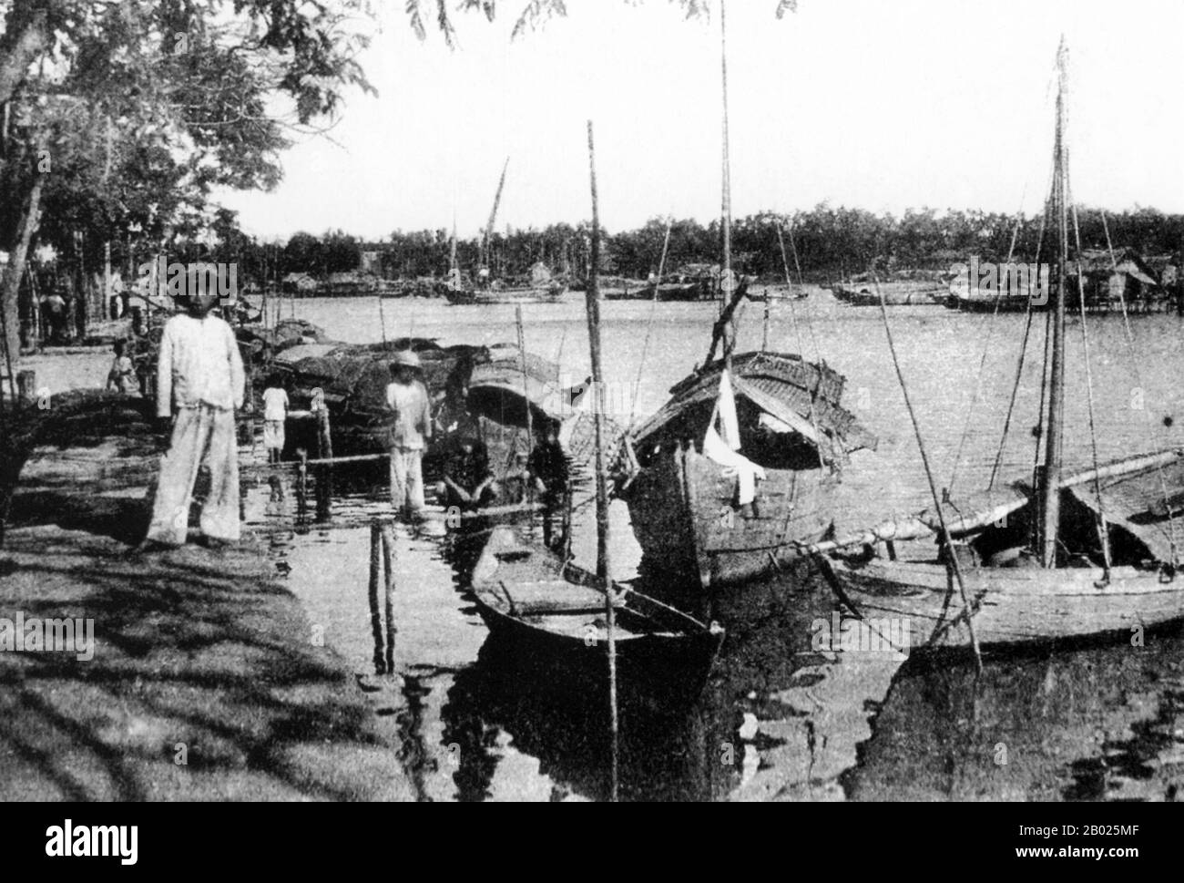 Vietnam: Case galleggianti sul fiume Thu Bon accanto a Bach Dang Street, Hoi An, 1930 circa. La piccola ma storica cittadina di Hoi An si trova sul fiume Thu Bon, 30 km a sud di Danang. Durante il tempo dei signori Nguyen (1558-1777) e anche sotto i primi imperatori Nguyen, Hoi An - allora conosciuto come Faifo - era un porto importante, visitato regolarmente da navi provenienti dall'Europa e da tutto l'Oriente. Verso la fine del XIX secolo, l'insabbiamento del fiume Thu Bon e lo sviluppo della vicina Danang si erano combinati per rendere Hoi An un'acqua arretrata. Foto Stock
