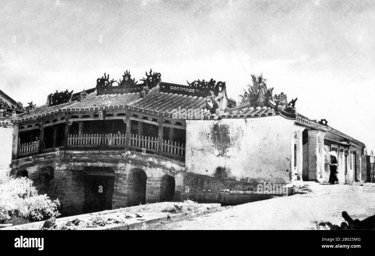 Vietnam: Ponte coperto giapponese, Hoi An, 1950. Il ponte coperto giapponese è un simbolo di Hoi An e del suo ricco passato mercantile. Il ponte fu costruito nel 1593 dalla comunità commerciale giapponese per collegarli con il quartiere cinese più a est. La piccola ma storica cittadina di Hoi An si trova sul fiume Thu Bon, 30 km a sud di Danang. Durante il tempo dei signori Nguyen (1558-1777) e anche sotto i primi imperatori Nguyen, Hoi An - allora conosciuto come Faifo - era un porto importante, visitato regolarmente da navi provenienti dall'Europa e da tutto l'Oriente. Foto Stock