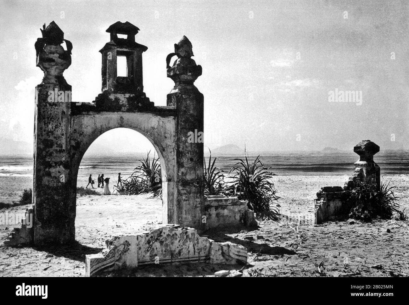 Vietnam: Un vecchio cancello del tempio sulla costa vicino a Hoi An, 1950 ca. La piccola ma storica cittadina di Hoi An si trova sul fiume Thu Bon, 30 km a sud di Danang. Durante il tempo dei signori Nguyen (1558-1777) e anche sotto i primi imperatori Nguyen, Hoi An - allora conosciuto come Faifo - era un porto importante, visitato regolarmente da navi provenienti dall'Europa e da tutto l'Oriente. Verso la fine del XIX secolo, l'insabbiamento del fiume Thu Bon e lo sviluppo della vicina Danang si erano combinati per rendere Hoi An un'acqua arretrata. Foto Stock