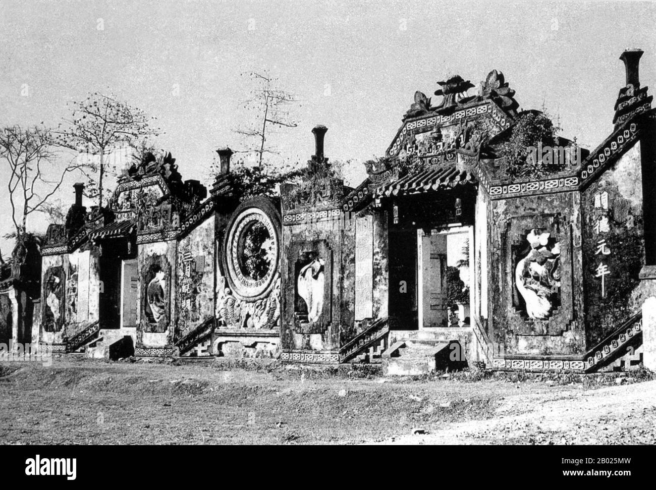 Vietnam: Porta d'ingresso al vecchio tempio di Ba Mu (Chùa Bà Mụ) o al tempio delle ostetriche, vicino a Hoi An, 1930 circa Le mười hai Bà mụ, o "dodici ostetriche", sono creature della mitologia vietnamita e della religione popolare. Sono dodici fate che insegnano ai bambini vari tratti e abilità prosperi come succhiare e sorridere. In alcune parti del Vietnam, quando un bambino ha un mese, viene eseguito un rituale speciale per le dodici ostetriche. La piccola ma storica cittadina di Hoi An si trova sul fiume Thu Bon, 30 km a sud di Danang. Foto Stock