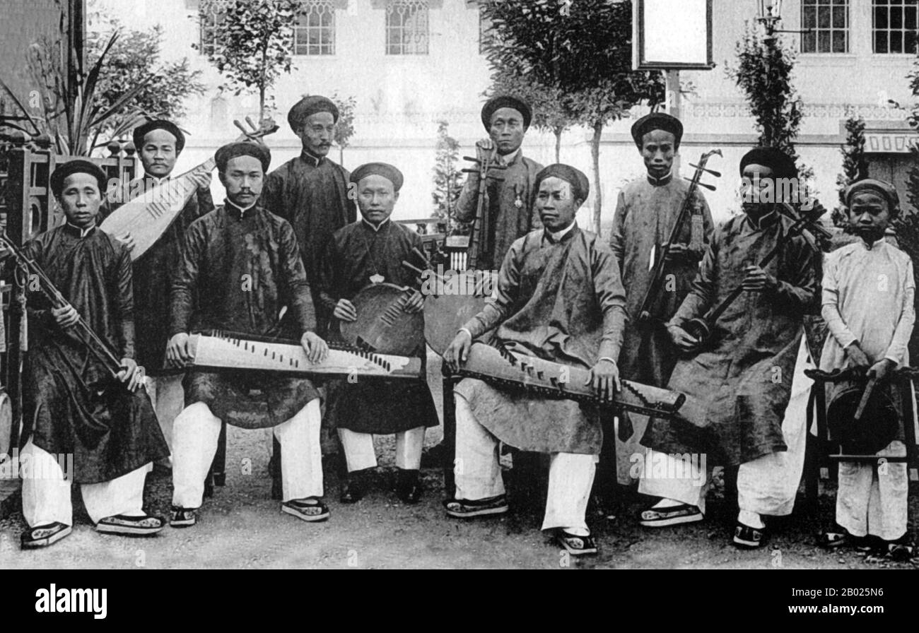 Vietnam: Musicisti in un'orchestra tradizionale di Saigon, Saigon (ho chi Minh City), 1911. Conquistata dalla Francia nel 1859, Saigon fu influenzata dai francesi durante la loro occupazione coloniale del Vietnam, e un certo numero di edifici in stile occidentale classico e ville francesi nella città riflettono questo. Saigon aveva, nel 1929, una popolazione di 123.890, di cui 12.100 francesi. Foto Stock