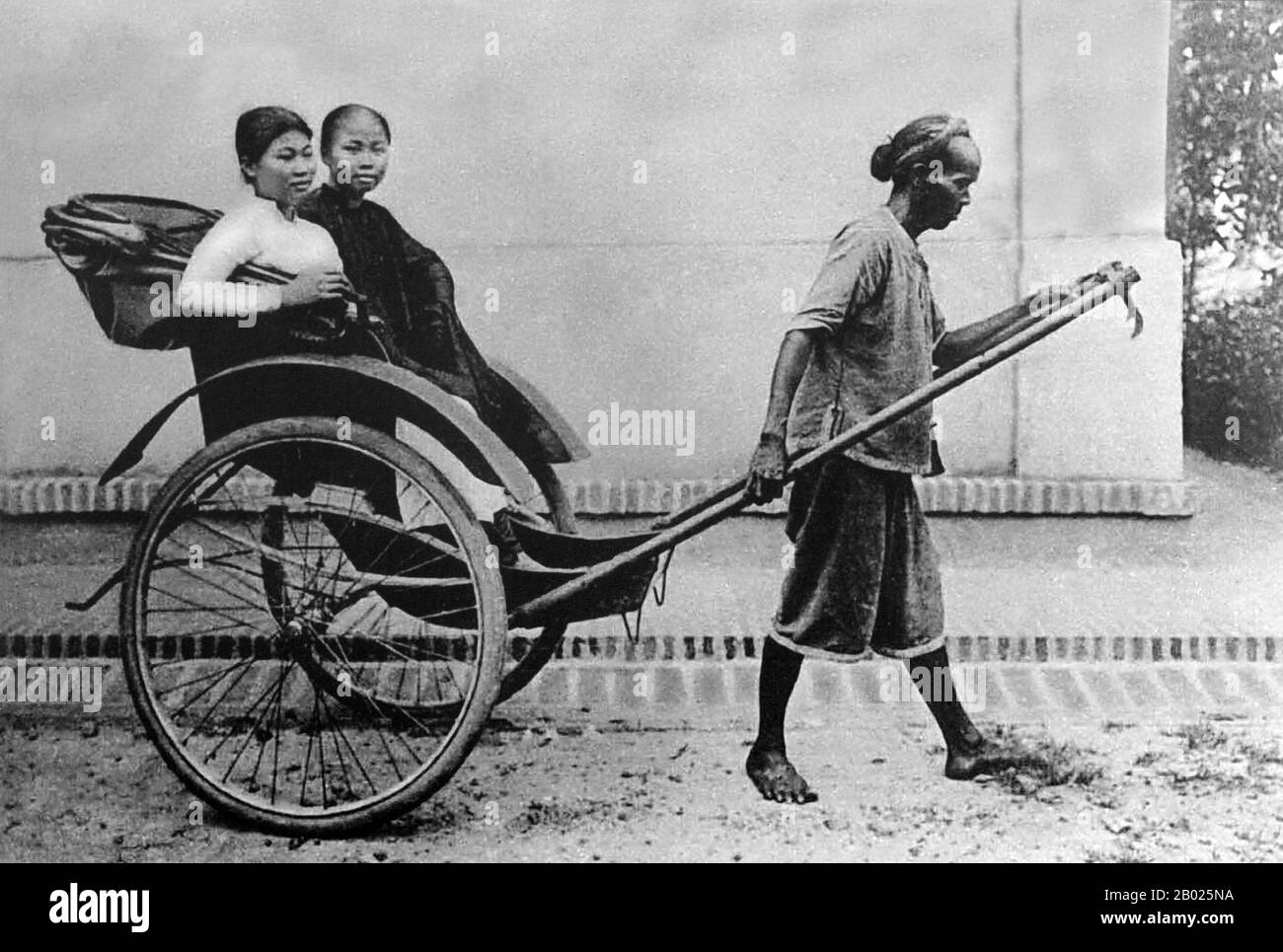 Vietnam: Due giovani donne Saigonesi in risciò, Saigon. Foto di Pierre Marie Alexis Dieulefils (21 gennaio 1862 - 19 novembre 1937), inizio XX secolo. I risciò (o rickshas) sono un mezzo di trasporto a propulsione umana: Un corridore disegna un carro a due ruote che può ospitare una o due persone. I risciò sono comunemente fatti con bambù. La parola risciò proveniva dall'Asia, dove venivano usati principalmente come mezzi di trasporto per l'élite sociale. Negli ultimi tempi l'uso dei risciò è stato scoraggiato o vietato in molti paesi a causa della preoccupazione per il benessere dei lavoratori. Foto Stock