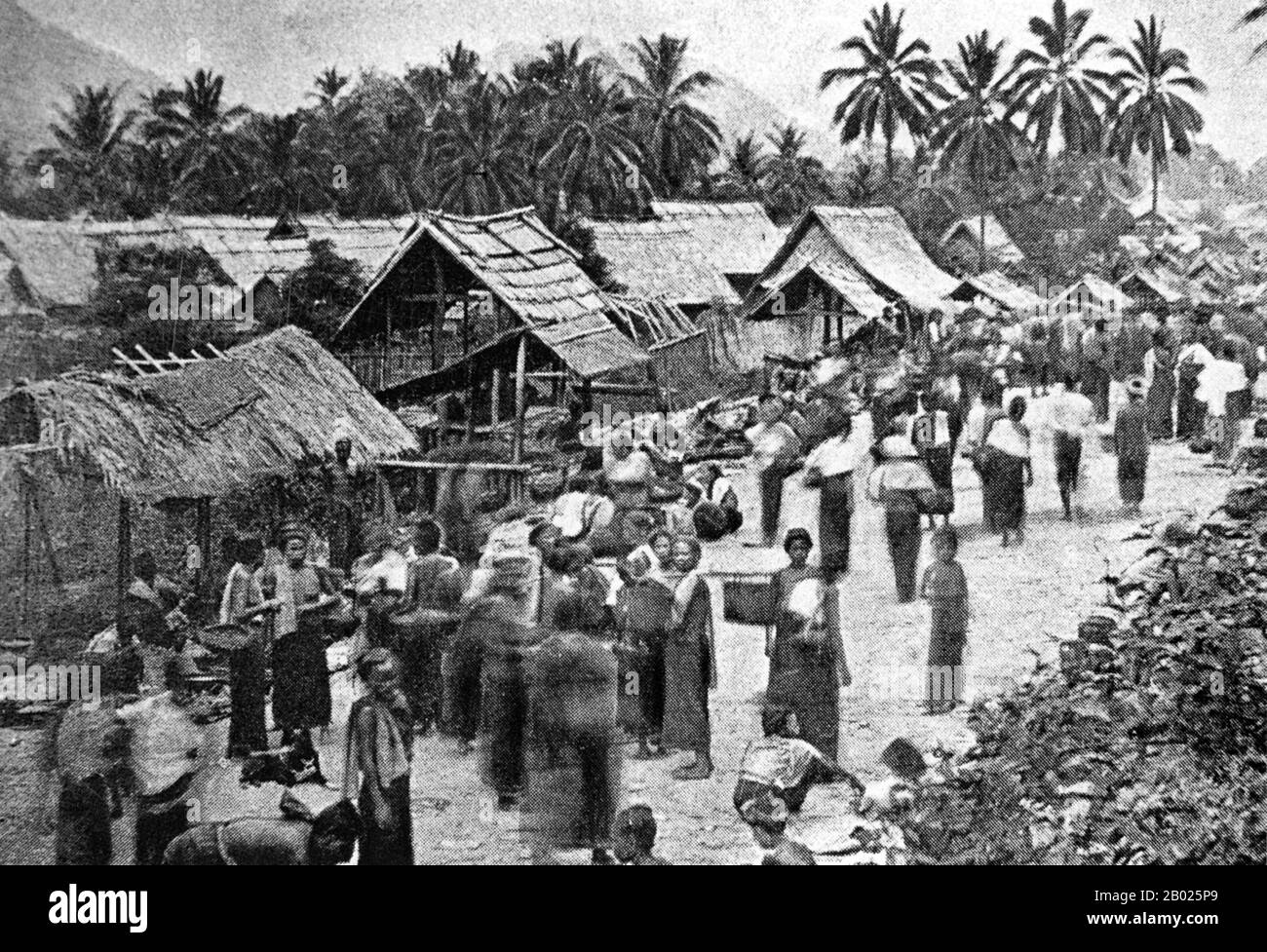 Laos: Il mercato di Luang Prabang prima della sua distruzione da parte dell'Haw, fine del XIX secolo. Luang Prabang era precedentemente la capitale di un regno con lo stesso nome. Fino all'acquisizione comunista nel 1975, era la capitale reale e sede del governo del Regno del Laos. La città è oggi un sito patrimonio dell'umanità dell'UNESCO. Foto Stock