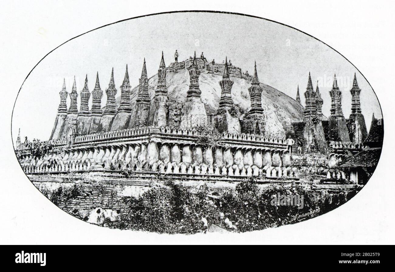 Laos: PHA That Luang con la sua guglia strappata da Chin Haw freebooters (noti come Black Flags) nel 1874, Vientiane. L'Esercito della bandiera nera (cinese: Heiqi Jun) era un residuo di un gruppo di banditi che potrebbe essere stato un ex ribelle Taiping che attraversò il confine dalla provincia del Guangxi in Cina fino all'alto Tonchino, nell'Impero di Annam (Vietnam) nel 1865. Divennero noti principalmente per i loro combattimenti contro le forze francesi in cooperazione con le autorità vietnamite e cinesi. L'Esercito della bandiera nera è così chiamato a causa della preferenza del suo comandante, Liu Yongfu, per l'uso di bandiere nere. Foto Stock