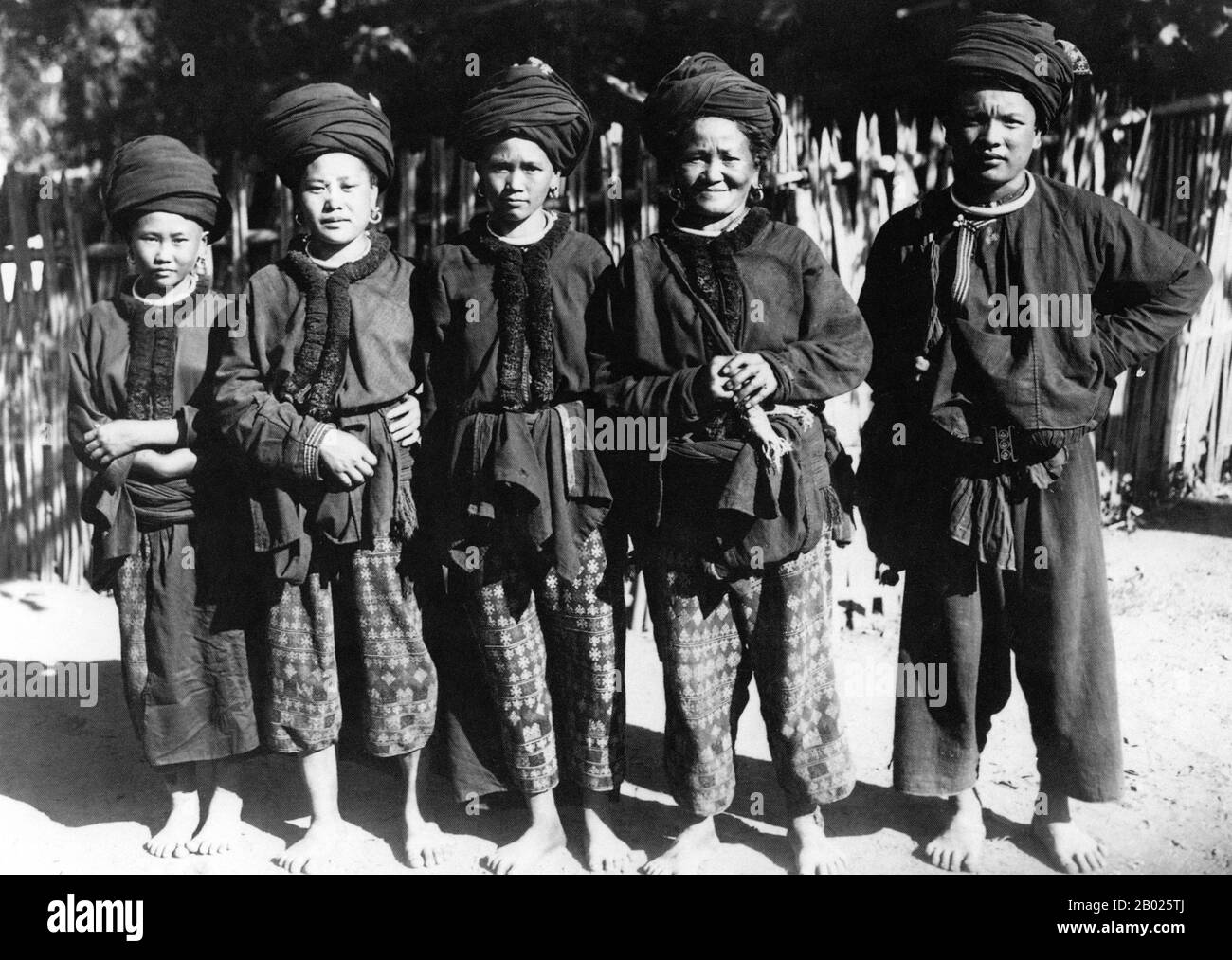 Laos: Un gruppo di Yao (IU Mien) tribù di colline donne e uomini, 1920 circa. La nazionalità Yao (la sua grande maggioranza è anche conosciuta come Mien) è una classificazione governativa per varie minoranze in Cina. Formano uno dei 55 gruppi etnici di minoranza ufficialmente riconosciuti dalla Repubblica Popolare Cinese, dove risiedono nel terreno montuoso del sud-ovest e del sud. Formano anche uno dei 54 gruppi etnici ufficialmente riconosciuti dal Vietnam. Nell'ultimo censimento, erano 2.637.421 in Cina e circa 470.000 in Vietnam. In Thailandia sono 40.000 e in Laos 20.000. Foto Stock