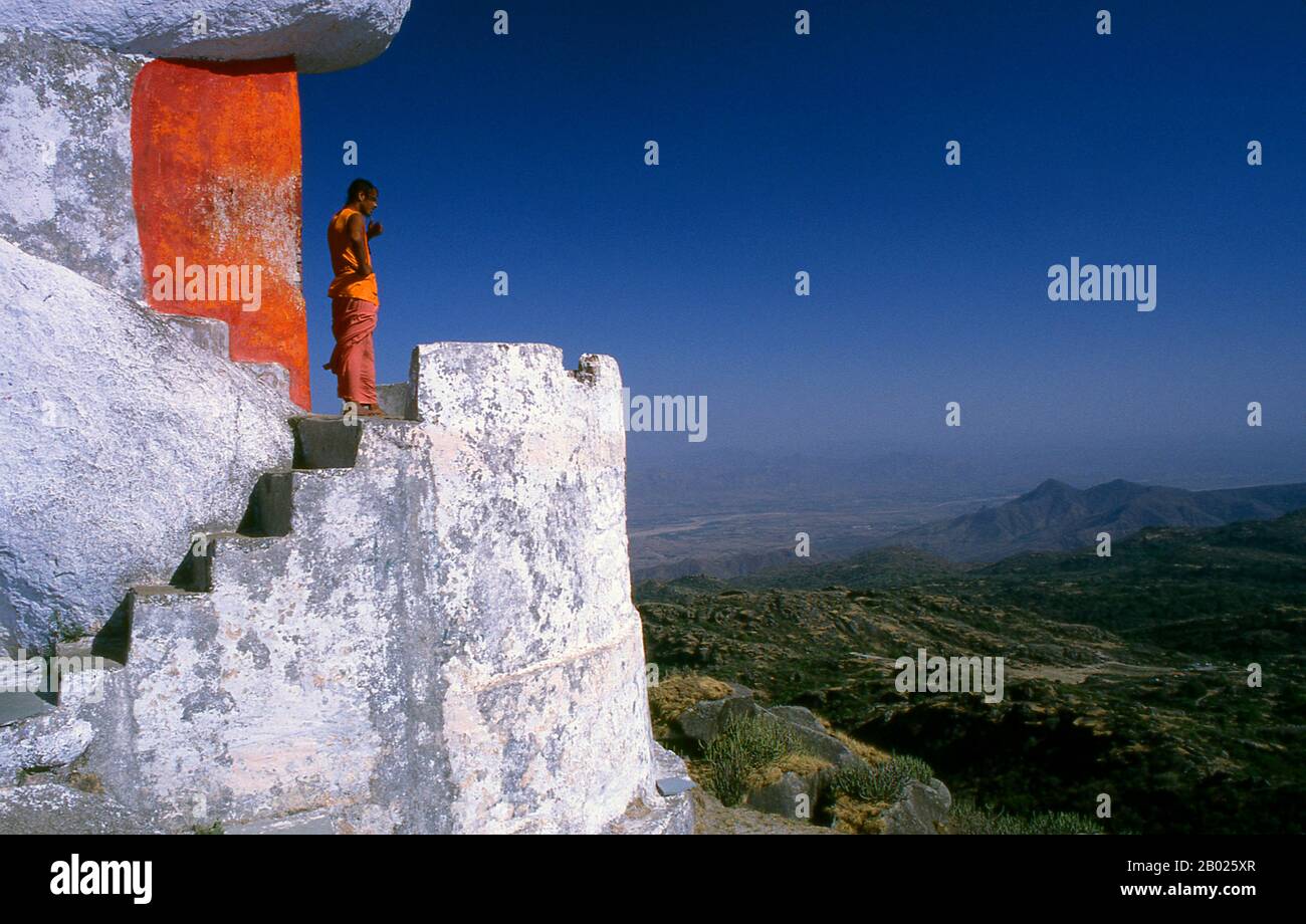 a swami (sanscrito: स्वामी Svāmi [sʋáːmi]) è un ascetico o yogi che è stato iniziato nell'ordine monastico religioso fondato da Adi Shankara, o ad un insegnante religioso. Il Monte Abu è una popolare stazione collinare nella catena montuosa di Aravalli, nel distretto di Sirohi nello stato del Rajasthan, nell'India occidentale, vicino al confine con Gujarat. La montagna forma un altopiano roccioso distinto 22 km di lunghezza da 9 km di larghezza. La cima più alta della montagna è Guru Shikhar a 1.722 m sopra il livello del mare. E 'chiamato 'un'oasi nel deserto', come le sue altezze sono sede di fiumi, laghi, cascate e foreste sempreverdi. Foto Stock