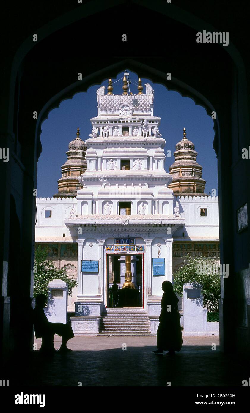 India: Ingresso al vecchio Tempio Rangji (dedicato a Rangji, un'incarnazione del Signore Vishnu), Pushkar, Rajasthan. Pushkar è una delle città più antiche dell'India. La data della sua effettiva fondazione non è nota, ma la leggenda associa Lord Brahma alla sua creazione. Secondo il Rajputana Gazetteer, Pushkar era detenuto da Chechi Gurjars (Gujjars) fino a circa 700 anni fa. In seguito alcuni santuari furono occupati da Kanphati Jogis. Ci sono ancora alcuni sacerdoti della comunità Gujar in alcuni templi di Pushkar. Sono conosciuti come Bhopas. Si dice che il saggio Parasara sia nato a Pushkar. Foto Stock