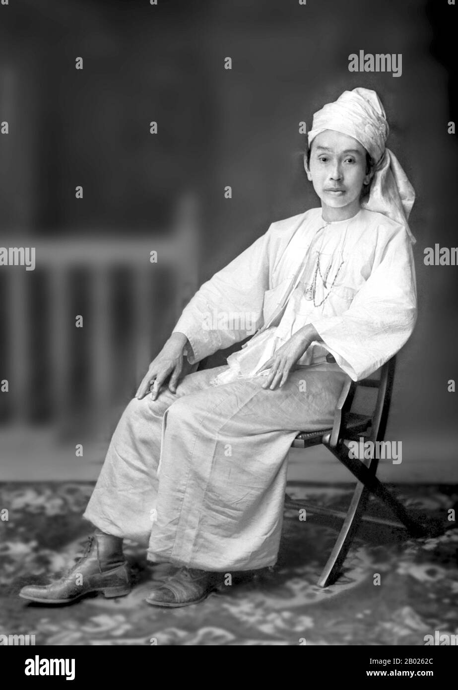 Birmania/Myanmar: Sao Kawng Kiao Intaleng (1875-1935), 53° sawbwa o sovrano ereditario di Kengtung/Kyaingtong, Stati Shan, 1900 Sao Kawng Kiao Intaleng succedette a suo fratello per diventare il 53° sovrano (sawbwa) dello stato Shan di Kengtung nel 1895. Frequentò il Delhi Durbar nel 1903 con la sua prima moglie e sua sorella, la principessa Tip Htila, in un gruppo di principi Shan guidati da J. G. Scott. Nel 1905, costruì un nuovo palazzo in stile imperiale indiano nella sua capitale, Kengtung. Era un sovrano ben amato e capace, e abolì la schiavitù domestica nello stato. Foto Stock