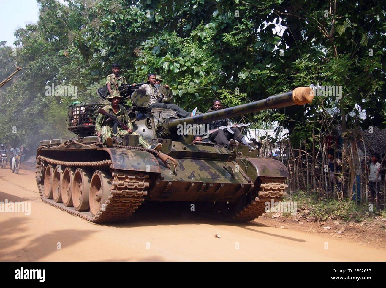 Sri Lanka: Combattenti LTTE a bordo di un carro armato T55 dell'esercito dello Sri Lanka catturato, c. 1994. Le Tigri per la Liberazione dell'Eelam Tamil, comunemente note come Tigri Tamil o Tigri Tamil, sono un'organizzazione separatista con sede nel nord dello Sri Lanka. Fondata nel maggio 1976 da Velupillai Prabhakaran, ha condotto una violenta campagna secessionista che ha cercato di creare Tamil Eelam, uno stato indipendente nel nord e nell'est dello Sri Lanka. Questa campagna si è evoluta nella guerra civile dello Sri Lanka, che è stato uno dei conflitti armati più lunghi in Asia fino a quando le LTTE non sono state sconfitte dalle forze armate dello Sri Lanka nel maggio 2009. Foto Stock