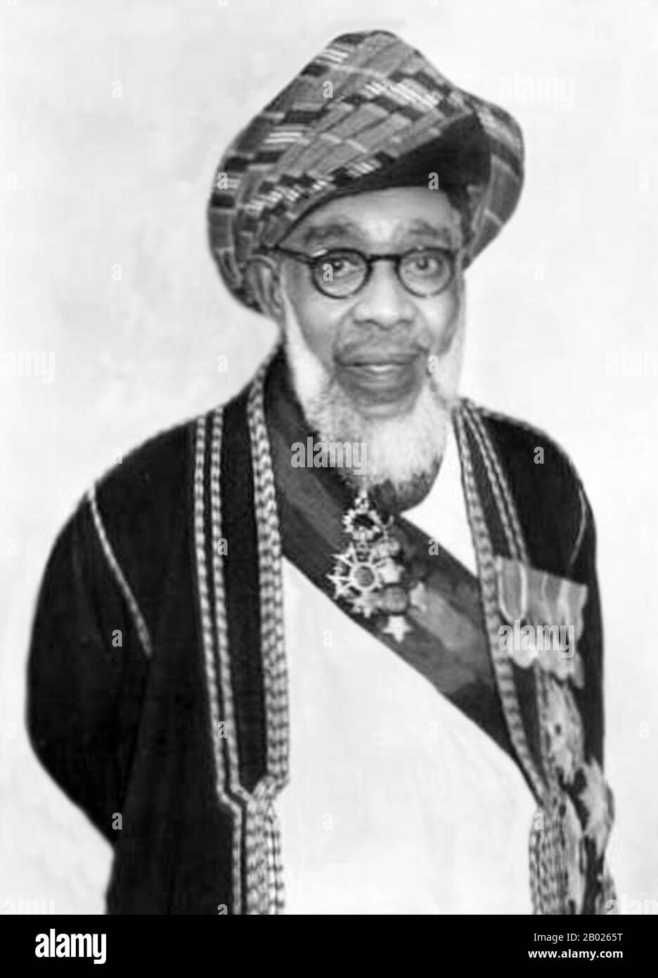Tanzania/Zanzibar: Sayyid Sir Khalifa II bin Harub al-Said (26 agosto 1879 - 9 ottobre 1960), Sultano di Zanzibar (r. 1911-1960), c. 1955. Sayyid Sir Khalifa II bin Harub al-Said, GCB, GCMG, GBE, è stato il nono sultano di Zanzibar. Governò Zanzibar dal 9 dicembre 1911 al 9 ottobre 1960. Nel 1900 sposò la principessa Sayyida Matuka bint Hamud al-Busaid, figlia del settimo sultano di Zanzibar e sorella dell'ottavo sultano. Gli succedette il figlio maggiore sopravvissuto, Abd Allah bin Khalifa. Foto Stock