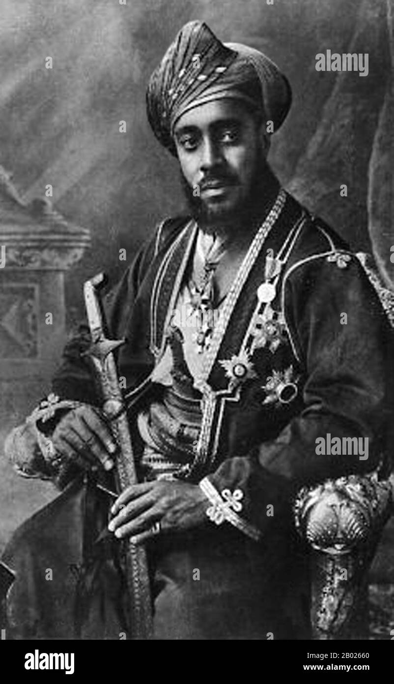 Tanzania/Zanzibar: Sayyid Sir Khalifa II bin Harub al-Said (26 agosto 1879 - 9 ottobre 1960), sultano di Zanzibar (r. 1911-1960), inizio del XX secolo. Sayyid Sir Khalifa II bin Harub al-Said, GCB, GCMG, GBE, è stato il nono sultano di Zanzibar. Governò Zanzibar dal 9 dicembre 1911 al 9 ottobre 1960. Nel 1900 sposò la principessa Sayyida Matuka bint Hamud al-Busaid, figlia del settimo sultano di Zanzibar e sorella dell'ottavo sultano. Gli succedette il figlio maggiore sopravvissuto, Abd Allah bin Khalifa. Foto Stock