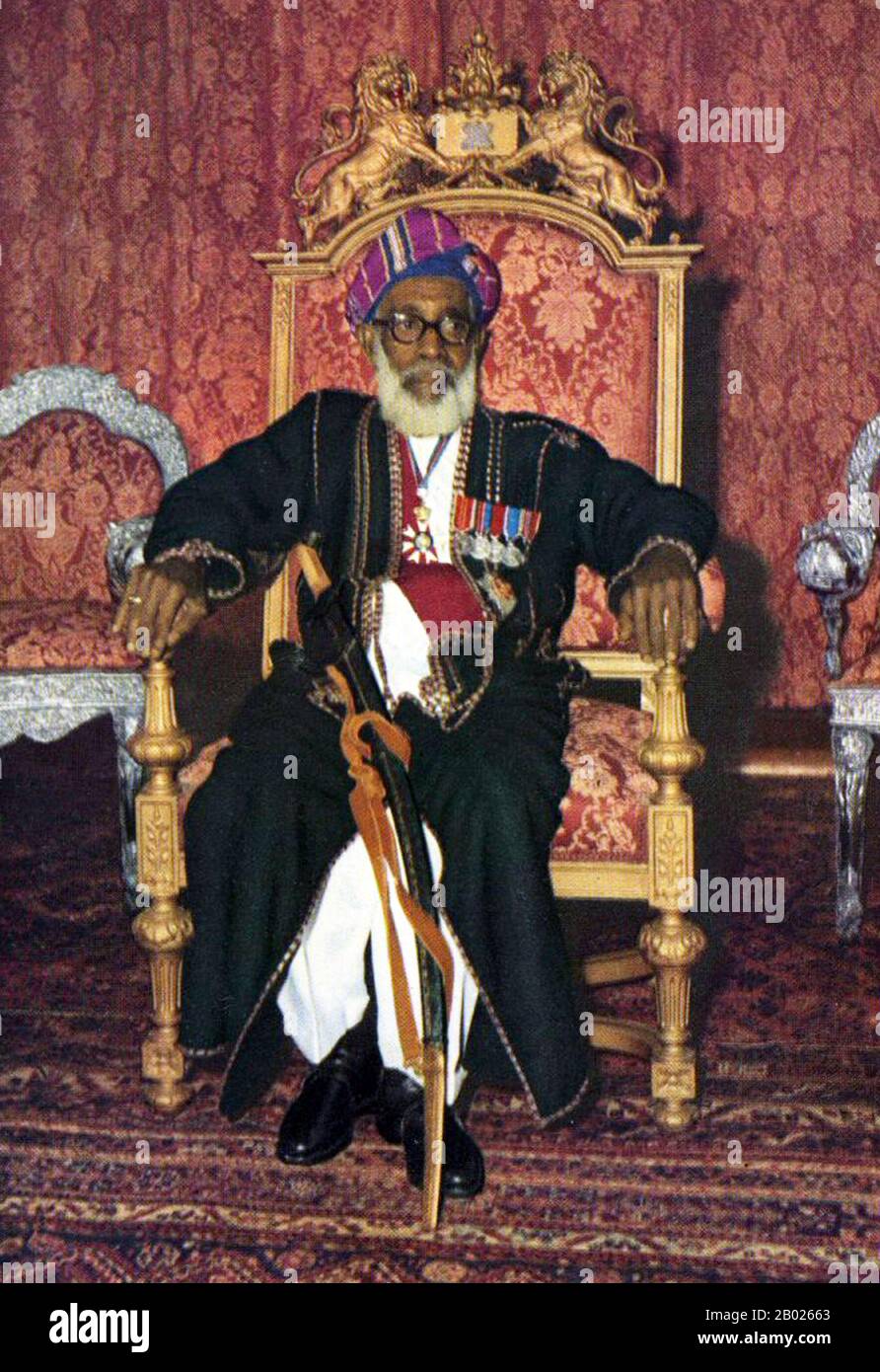 Tanzania/Zanzibar: Sayyid Sir Khalifa II bin Harub al-Said (26 agosto 1879 - 9 ottobre 1960), Sultano di Zanzibar (r. 1911-1960), c. 1959. Sayyid Sir Khalifa II bin Harub al-Said, GCB, GCMG, GBE, è stato il nono sultano di Zanzibar. Governò Zanzibar dal 9 dicembre 1911 al 9 ottobre 1960. Nel 1900 sposò la principessa Sayyida Matuka bint Hamud al-Busaid, figlia del settimo sultano di Zanzibar e sorella dell'ottavo sultano. Gli succedette il figlio maggiore sopravvissuto, Abd Allah bin Khalifa. Foto Stock