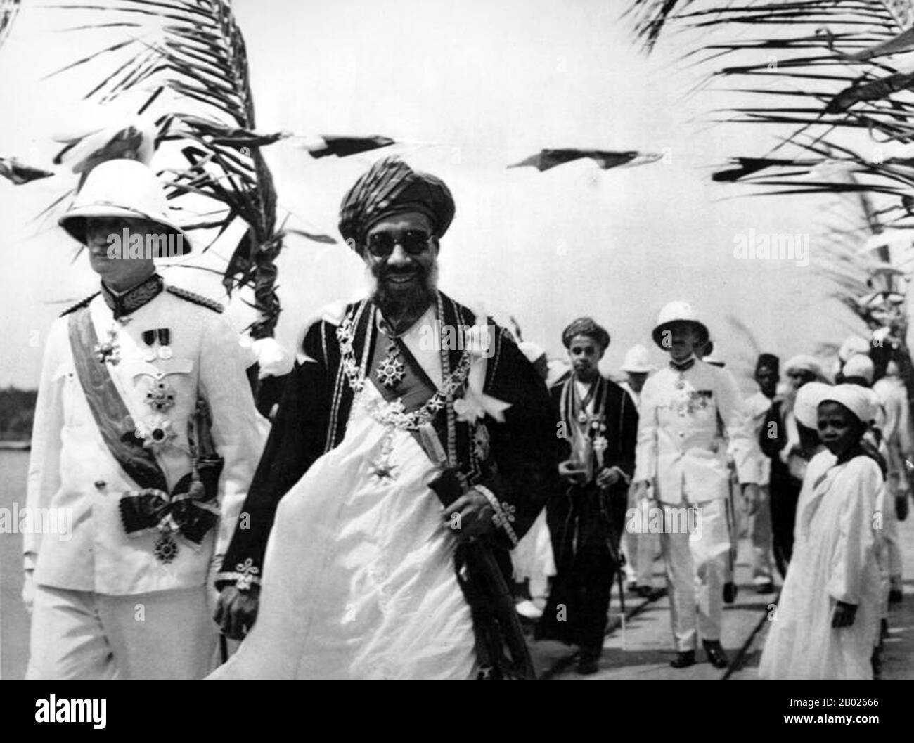 Tanzania/Zanzibar: Sayyid Sir Khalifa II bin Harub al-Said (26 agosto 1879 - 9 ottobre 1960), sultano di Zanzibar (r. 1911-1960) a Wete, Isola di Pemba, c. 1955. Sayyid Sir Khalifa II bin Harub al-Said, GCB, GCMG, GBE, è stato il nono sultano di Zanzibar. Governò Zanzibar dal 9 dicembre 1911 al 9 ottobre 1960. Nel 1900 sposò la principessa Sayyida Matuka bint Hamud al-Busaid, figlia del settimo sultano di Zanzibar e sorella dell'ottavo sultano. Gli succedette il figlio maggiore sopravvissuto, Abd Allah bin Khalifa. Foto Stock