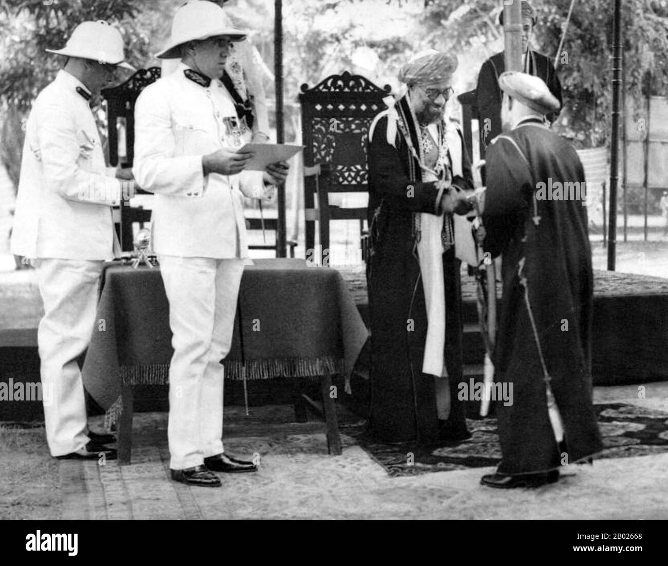 Tanzania/Zanzibar: Sayyid Sir Khalifa II bin Harub al-Said (26 agosto 1879 - 9 ottobre 1960), sultano di Zanzibar (r. 1911-1960) a Wete, Isola di Pemba, c. 1955. Sayyid Sir Khalifa II bin Harub al-Said, GCB, GCMG, GBE, è stato il nono sultano di Zanzibar. Governò Zanzibar dal 9 dicembre 1911 al 9 ottobre 1960. Nel 1900 sposò la principessa Sayyida Matuka bint Hamud al-Busaid, figlia del settimo sultano di Zanzibar e sorella dell'ottavo sultano. Gli succedette il figlio maggiore sopravvissuto, Abd Allah bin Khalifa. Foto Stock