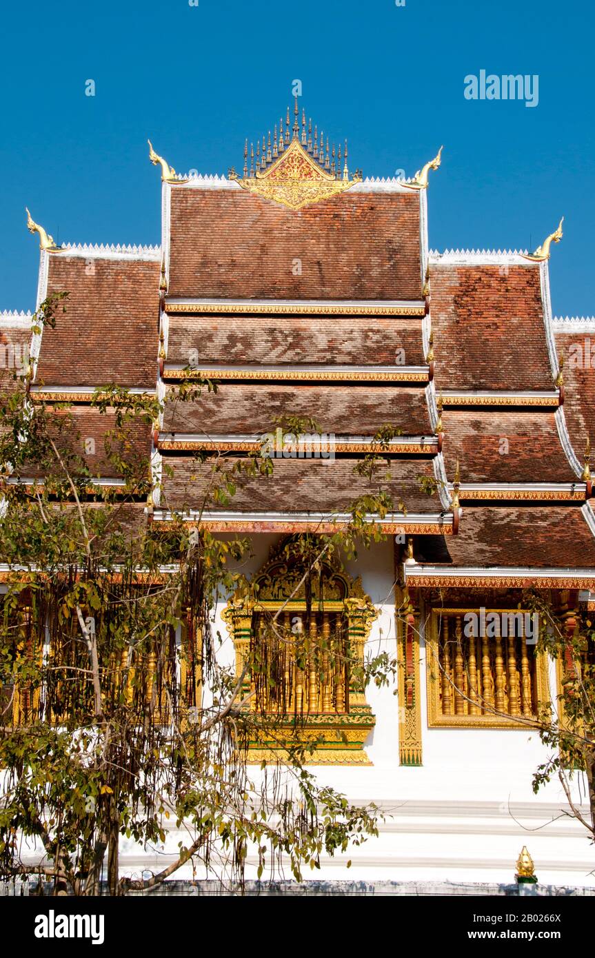 Wat Haw Pha Bang (ho Pha Bang) è stato progettato per ospitare l'immagine altamente venerata del Buddha di Pha Bang. Il Phra Bang (immagine reale del Buddha nel mudra Di Timore di disodore) è il palladio del Laos. Il nome della lingua Lao per l'immagine è stato traslitterato in vari modi, tra cui Pra Bang, Prabang, Phabang e Pha Bang. La statua è un Buddha alto 83cm con palme rivolte in avanti, in bronzo e coperto in foglia d'oro. Secondo il lore locale, fu gettato a Ceylon (ora Sri Lanka) tra il 1st e il 9th secolo. Tuttavia, le caratteristiche dell'immagine suggeriscono un Khmer ori molto più tardi Foto Stock