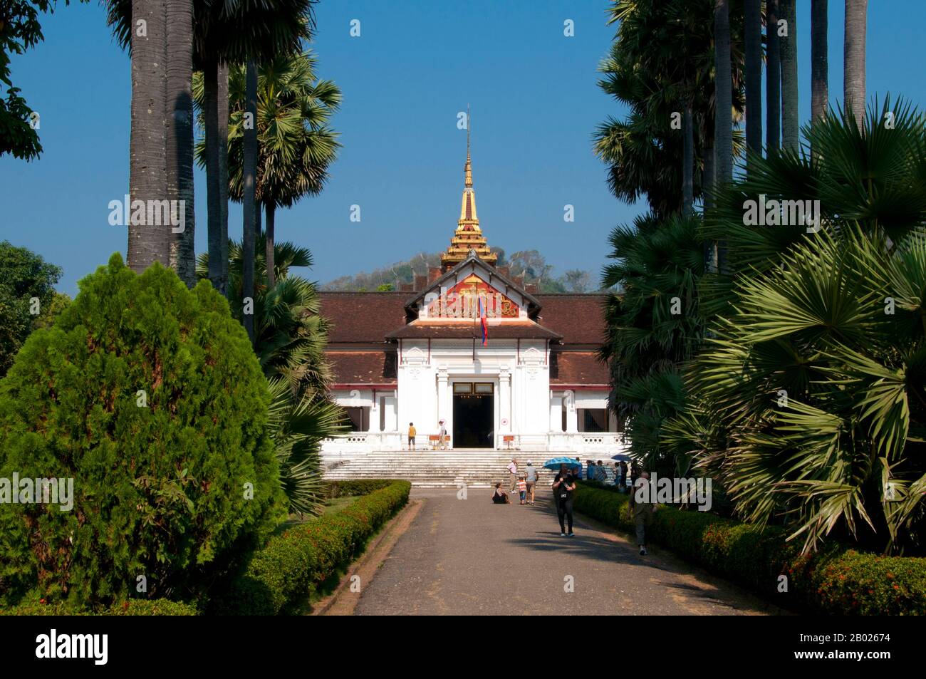 Il Palazzo reale (nome ufficiale Haw Kham) a Luang Prabang, Laos, fu costruito nel 1904 durante l'epoca coloniale francese per il re Sisavang Vong e la sua famiglia. Il sito per il palazzo è stato scelto in modo che i visitatori ufficiali di Luang Prabang possano sbarcare dai loro viaggi sul fiume direttamente sotto il palazzo e essere ricevuti lì. Dopo la morte del re Sisavang Vong, il principe ereditario Savang Vatthana e la sua famiglia furono gli ultimi ad occupare i terreni. Nel 1975, la monarchia fu abbattutata dai comunisti e la famiglia reale fu portata in campi di rieducazione. Il palazzo fu poi convertito in nazione Foto Stock