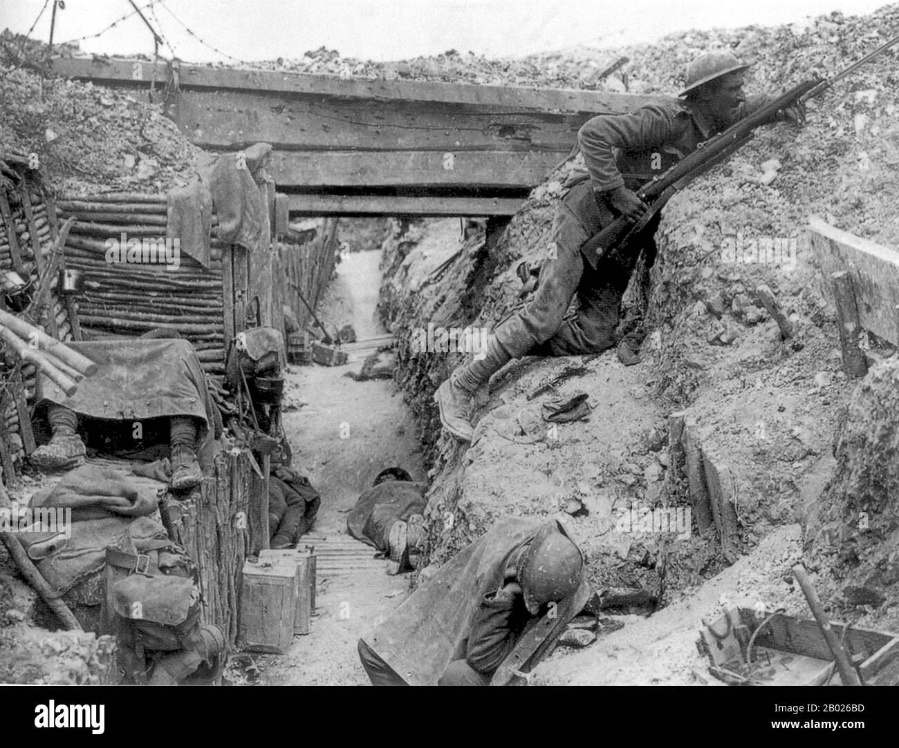 Francia/Regno Unito: Trincea tedesca nei pressi della strada Albert-Bapaume a Ovillers-la-Boisselle, occupata dai soldati britannici di Una compagnia, 11th Battalion, il Cheshire Regiment durante la Battaglia della somme, luglio 1916. La battaglia della somme, nota anche come offensiva della somme, ebbe luogo nel nord della Francia dall'inizio di luglio al 18 novembre 1916. Fu combattuta dagli eserciti combinati dell'Impero britannico e della terza Repubblica francese contro l'Impero tedesco, e fu la più grande battaglia del fronte occidentale, nonché una delle battaglie più sanguinose della storia umana. Foto Stock