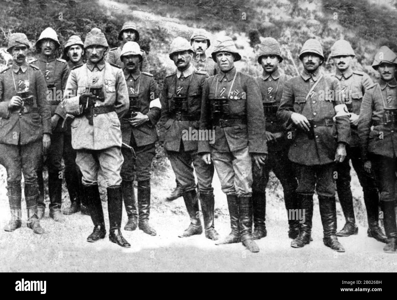 Campagna Turchia/Gallipoli: Ufficiali ottomani esperti in battaglia, tra cui Mustafa Kemal Atatürk, a Gallipoli, 1915. La campagna di Gallipoli, nota anche come campagna dei Dardanelli o battaglia di Gallipoli o battaglia di Canakkale, ebbe luogo nella penisola di Gallipoli nell'Impero ottomano (ora Gelibolu nell'odierna Turchia) tra il 25 aprile 1915 e il 9 gennaio 1916, durante la prima guerra mondiale. Un'operazione congiunta britannica e francese fu organizzata per catturare la capitale ottomana di Costantinopoli (Istanbul) e assicurare una rotta marittima verso la Russia. Il tentativo fallì, con pesanti perdite da entrambe le parti. Foto Stock