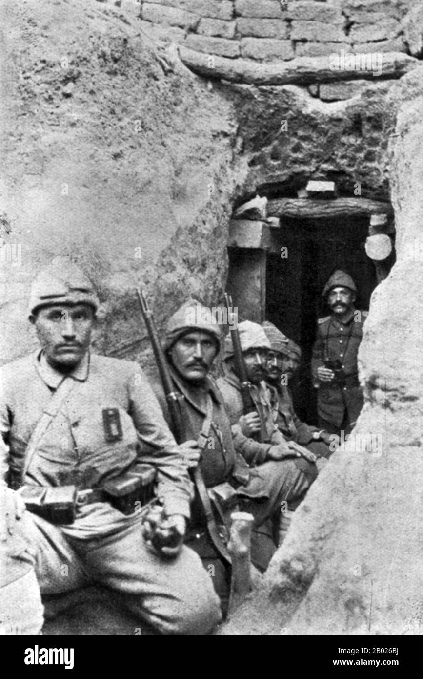 Campagna Turchia/Gallipoli: Le truppe turche si rifugiano nelle loro trincee, c. 1916. La campagna di Gallipoli, nota anche come campagna dei Dardanelli o battaglia di Gallipoli o battaglia di Canakkale, ebbe luogo nella penisola di Gallipoli nell'Impero ottomano (ora Gelibolu nell'odierna Turchia) tra il 25 aprile 1915 e il 9 gennaio 1916, durante la prima guerra mondiale. Un'operazione congiunta britannica e francese fu organizzata per catturare la capitale ottomana di Costantinopoli (Istanbul) e assicurare una rotta marittima verso la Russia. Il tentativo fallì, con pesanti perdite da entrambe le parti. Foto Stock