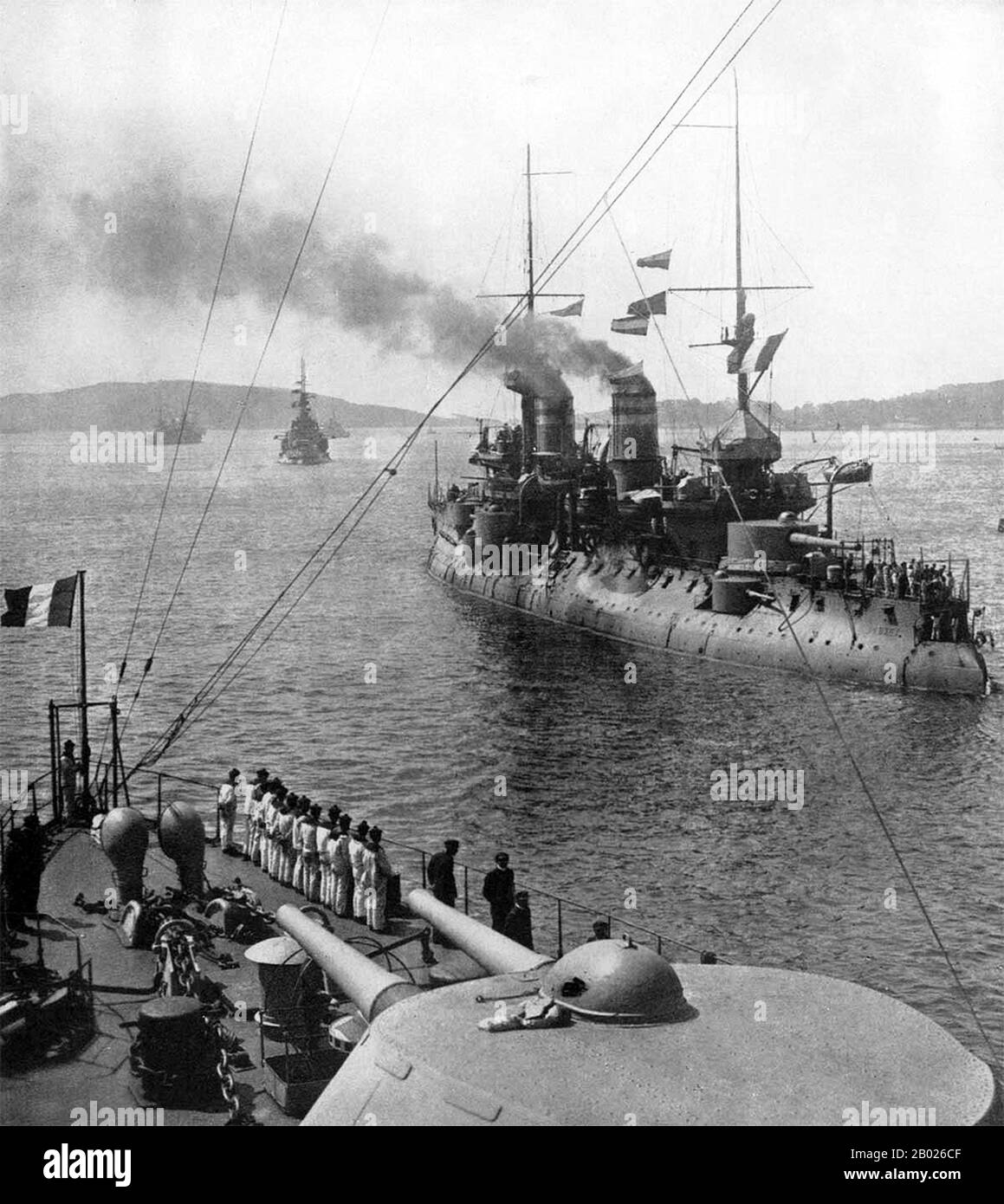 Campagna Turchia/Gallipoli: La corazzata francese Bouvet nei Dardanelli al largo di Gallipoli, 1915. La campagna di Gallipoli, nota anche come campagna dei Dardanelli o battaglia di Gallipoli o battaglia di Canakkale (in turco: Canakkale Savaşı), ebbe luogo nella penisola di Gallipoli nell'Impero Ottomano (oggi Gelibolu nell'odierna Turchia) tra il 25 aprile 1915 e il 9 gennaio 1916, durante la prima guerra mondiale. Un'operazione congiunta britannica e francese fu organizzata per catturare la capitale ottomana di Costantinopoli (Istanbul) e assicurare una rotta marittima verso la Russia. Il tentativo fallì, con pesanti perdite inflitte. Foto Stock