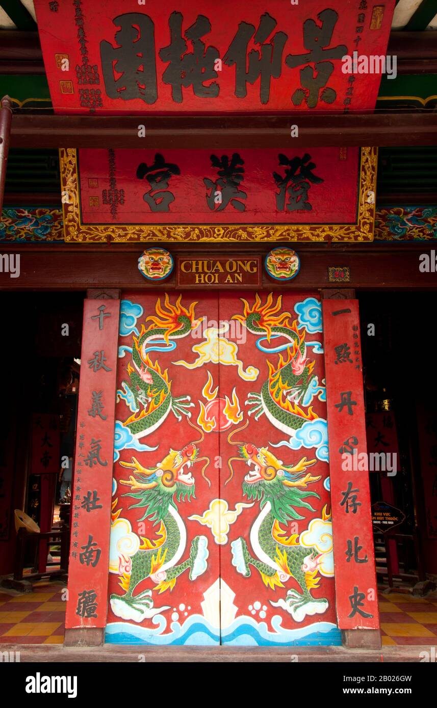 La Pagoda di Quan Cong, conosciuta anche come Chua Ong, fu fondata nel 1653 ed è dedicata a Quan Cong, un membro del pantheon Taoista che presumibilmente porta fortuna ai suoi seguaci ed è anche il protettore Dei Viaggiatori. Una statua color oro di Chua Ong presiede l'altare maggiore sul retro del tempio. È accompagnato da due guardiani celesti e da un cavallo bianco, che è il suo monte tradizionale. La piccola ma storica città di Hoi An si trova sul fiume Thu Bon 30km (18 miglia) a sud di Danang. Durante il periodo dei signori Nguyen (1558 - 1777) e anche sotto i primi imperatori di Nguyen, Foto Stock