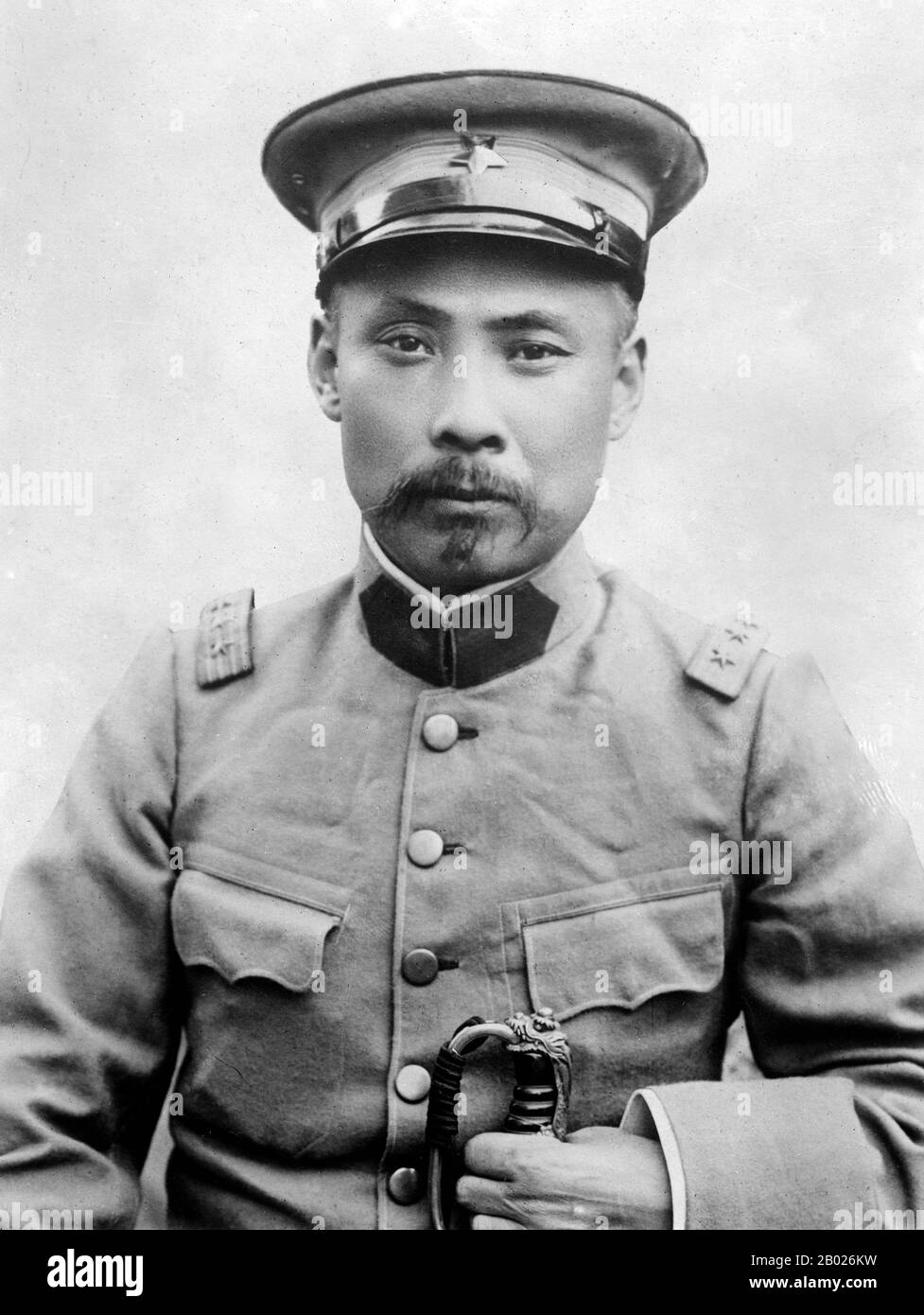 Cina: Signore della guerra e militarista Duan Qirui (6 marzo 1865 - 2 novembre 1936), 5 febbraio 1905. Duan Qirui (Tuan CH'i-jui) è stato un signore della guerra e politico cinese, comandante dell'esercito Beiyang e capo esecutivo provvisorio della Repubblica di Cina (a Pechino) dal 24 novembre 1924 al 20 aprile 1926. Fu probabilmente l'uomo più potente in Cina dal 1916 al 1920, servendo come Premier della Repubblica di Cina in quattro occasioni tra il 1913 e il 1918, governando come un efficace dittatore. Foto Stock