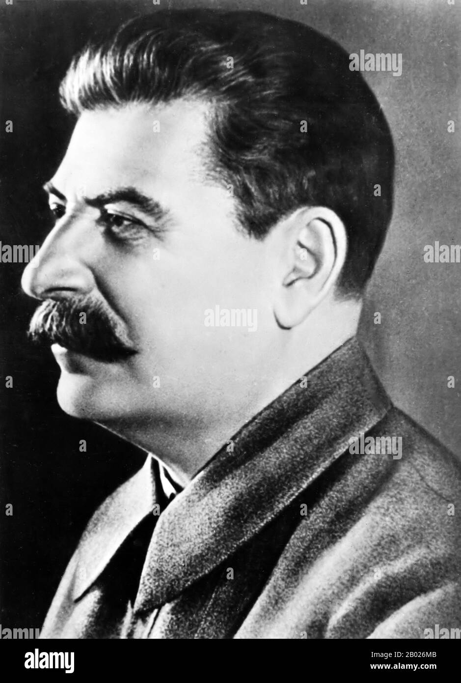 Joseph Vissarionovich Stalin (Stalin, 18 dicembre 1878 – 5 marzo 1953) è stato il primo segretario generale del Partito comunista del Comitato Centrale dell'Unione Sovietica dal 1922 alla sua morte nel 1953. Mentre formalmente l'ufficio del Segretario Generale era elettivo e non era inizialmente considerato come la posizione di vertice nello stato sovietico, dopo la morte di Vladimir Lenin nel 1924, Stalin riuscì a consolidare sempre più potere nelle sue mani, mettendo gradualmente tutti i gruppi di opposizione all'interno del partito. L'idea di socialismo di Stalin in un paese divenne la linea principale della politica sovietica. Dominò l'Unione Sovietica Foto Stock