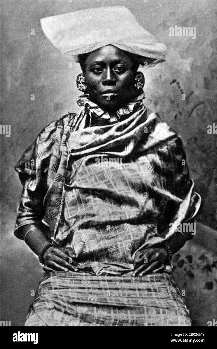 Tanzania/Zanzibar: Donna swahili con gioielli pesanti, c. 1910. Gli Swahili sono un gruppo etnico e culturale Bantu che si trova sulla costa dell'Africa orientale. Gli Swahili risiedono principalmente sulla Costa Swahili, in un'area che comprende l'arcipelago di Zanzibar, la costa costiera del Kenya, la costa della Tanzania e il Mozambico settentrionale. Il nome swahili deriva dalla parola araba Sawahil, che significa "costiero", e parlano la lingua swahili. Foto Stock