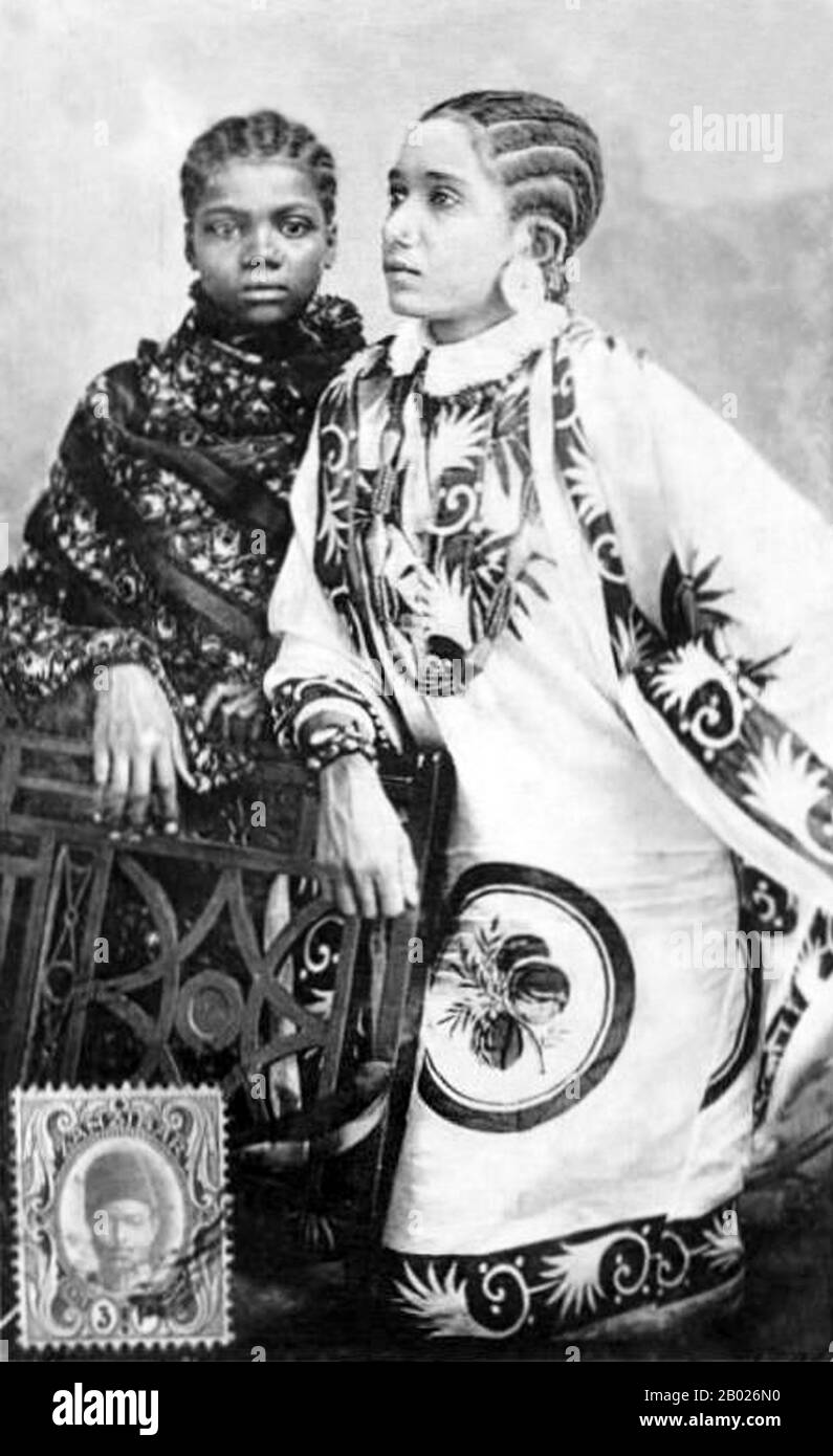 Tanzania/Zanzibar: Due donne arabe di Zanzibar, 1913. Gli Swahili sono un gruppo etnico e culturale Bantu che si trova sulla costa dell'Africa orientale. Gli Swahili risiedono principalmente sulla Costa Swahili, in un'area che comprende l'arcipelago di Zanzibar, la costa costiera del Kenya, la costa della Tanzania e il Mozambico settentrionale. Il nome swahili deriva dalla parola araba Sawahil, che significa "costiero", e parlano la lingua swahili. Foto Stock