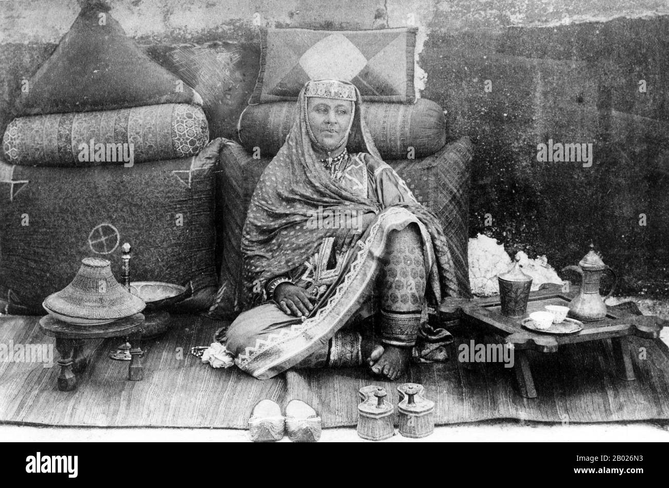 Tanzania/Zanzibar: Studio Ritratto di una donna omanita, circa 1890 anni Gli Swahili sono un gruppo etnico e culturale Bantu che si trova sulla costa dell'Africa orientale. Gli Swahili risiedono principalmente sulla Costa Swahili, in un'area che comprende l'arcipelago di Zanzibar, la costa costiera del Kenya, la costa della Tanzania e il Mozambico settentrionale. Il nome swahili deriva dalla parola araba Sawahil, che significa "costiero", e parlano la lingua swahili. Foto Stock