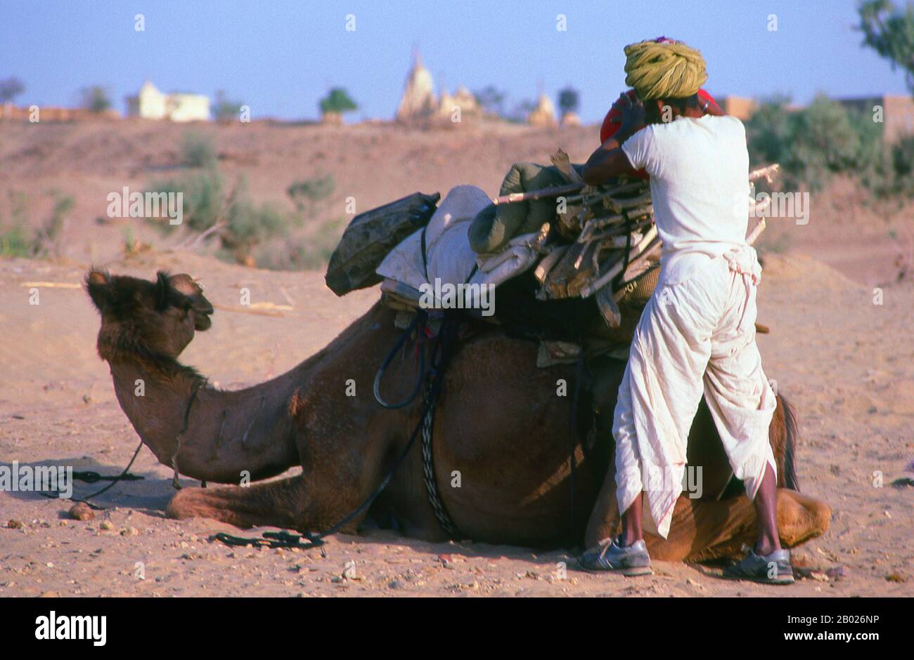 La maggior parte degli abitanti di Jaisalmer sono Bhati Rajputs, che prendono il loro nome da un antenato chiamato Bhatti, un guerriero rinomato quando la tribù erano ancora situati nel Punjab. Poco dopo questo il clan fu guidato verso sud, e trovò un rifugio nel deserto indiano, che d'ora in poi era la sua casa. Deoraj, un principe del clan Bhati, si crede sia il vero fondatore della dinastia Jaisalmer. Nel 1156 Rawal Jaisal, la sesta in successione da Deoraj, fondò il forte e la città di Jaisalmer, e lo fece la sua capitale quando si trasferì dalla sua ex capitale a Lodhruva (situata circa 15 km al n Foto Stock