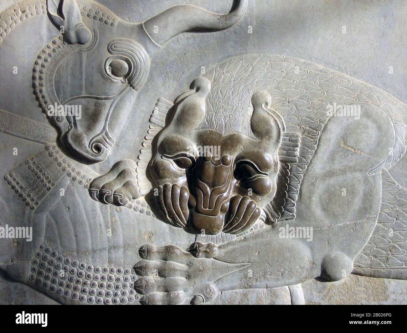 Iran/Persia: Rappresentazione di Angra Mainyu (Ahriman) che uccide il toro primordiale Gavaevodata . Persepoli, IV secolo a.C. Angra Mainyu è il nome in lingua avestica dell'ipostasi dello spirito distruttivo dello zoroastrismo. L'equivalente medio persiano è Ahriman. Foto Stock