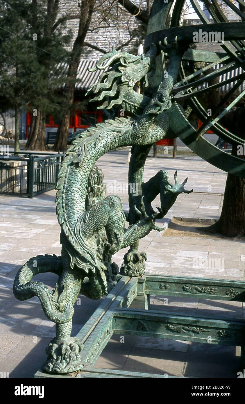 Cina: Un drago che tiene una sfera armillare nel cortile dell'Osservatorio Antico (GU Guanxiangtai), Pechino. Una sfera armillare (le variazioni sono note come astrolabio sferico, armilla o armatura) è un modello di oggetti nel cielo (nella sfera celeste), costituito da una struttura sferica di anelli, centrata sulla Terra, che rappresentano linee di longitudine e latitudine celeste e altre caratteristiche astronomicamente importanti come l'eclittica. Come tale, si differenzia da un globo celeste, che è una sfera liscia il cui scopo principale è mappare le costellazioni. Foto Stock