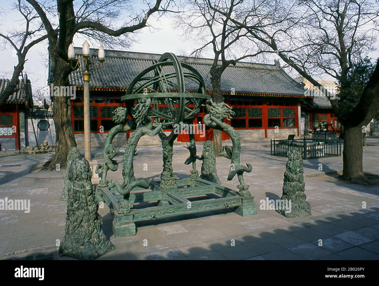 Cina: Una sfera armillare nel cortile dell'Osservatorio Antico (GU Guanxiangtai), Pechino. Una sfera armillare (le variazioni sono note come astrolabio sferico, armilla o armatura) è un modello di oggetti nel cielo (nella sfera celeste), costituito da una struttura sferica di anelli, centrata sulla Terra, che rappresentano linee di longitudine e latitudine celeste e altre caratteristiche astronomicamente importanti come l'eclittica. Come tale, si differenzia da un globo celeste, che è una sfera liscia il cui scopo principale è mappare le costellazioni. L'Osservatorio Antico fu costruito nel 1442. Foto Stock