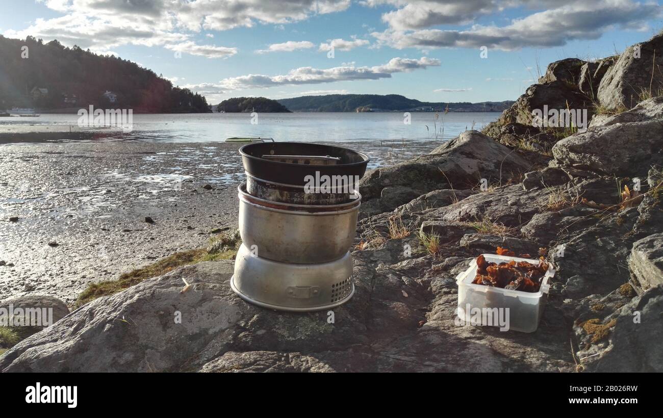 Vista ravvicinata della cucina all'aperto sulla scogliera, sul mare e sullo sfondo della foresta Foto Stock