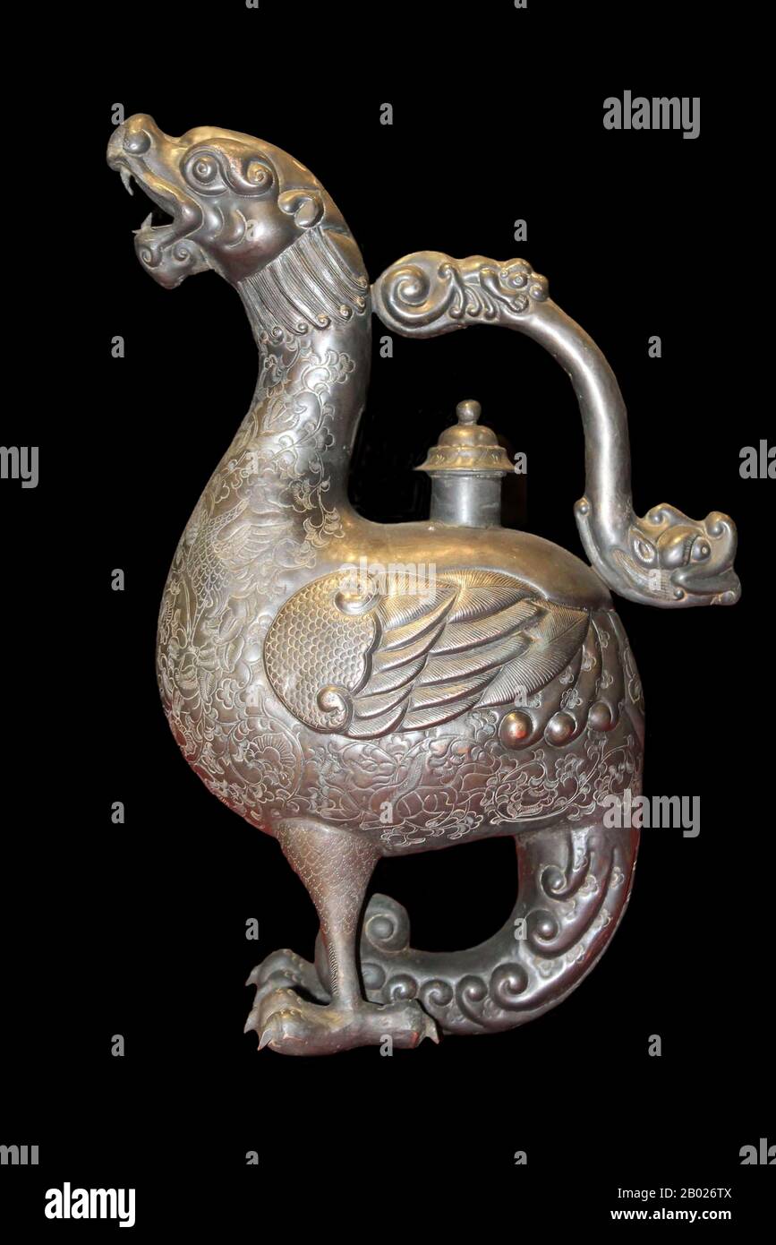 Cina: Lanciatore d'argento sotto forma di drago, dinastia Tang (618-904). I draghi cinesi sono creature leggendarie nella mitologia e nel folklore cinese. Nell'arte cinese, i draghi sono tipicamente ritratti come creature lunghe, scalate e serpenti con quattro zampe. Nella terminologia yin e yang, un drago è yang e integra uno yin fenghuang o "fenice cinese". I draghi cinesi tradizionalmente simboleggiano potenze potenti e di buon auspicio, in particolare il controllo sull'acqua, sulle piogge, sugli uragani e sulle inondazioni. Il drago è anche un simbolo di potere, forza e fortuna. Foto Stock