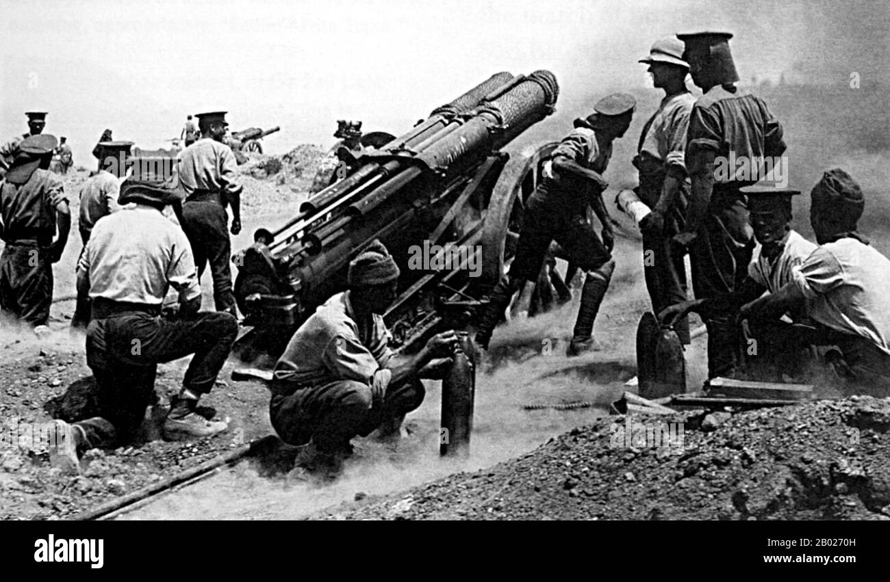 Turchia: Cannone da 60 libbre della Royal Garrison Artillery britannica in azione durante la terza battaglia di Krithia, campagna di Gallipoli, 1915. La campagna di Gallipoli, nota anche come campagna dei Dardanelli o battaglia di Gallipoli o battaglia di Canakkale, ebbe luogo nella penisola di Gallipoli nell'Impero ottomano (ora Gelibolu nell'odierna Turchia) tra il 25 aprile 1915 e il 9 gennaio 1916, durante la prima guerra mondiale. Un'operazione congiunta britannica e francese fu organizzata per catturare la capitale ottomana di Costantinopoli (Istanbul) e assicurare una rotta marittima verso la Russia. Tentativo fallito. Foto Stock