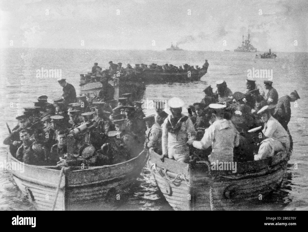 Turchia: Truppe navali britanniche sbarcano a Kum Kaleh, Battaglia di Kumkale, Dardanelli, campagna di Gallipoli, 1915 ca. La campagna di Gallipoli, nota anche come campagna dei Dardanelli o battaglia di Gallipoli o battaglia di Canakkale, ebbe luogo nella penisola di Gallipoli nell'Impero ottomano (ora Gelibolu nell'odierna Turchia) tra il 25 aprile 1915 e il 9 gennaio 1916, durante la prima guerra mondiale. Un'operazione congiunta britannica e francese fu organizzata per catturare la capitale ottomana di Costantinopoli (Istanbul) e assicurare una rotta marittima verso la Russia. Il tentativo fallì, con pesanti perdite da entrambe le parti. Foto Stock