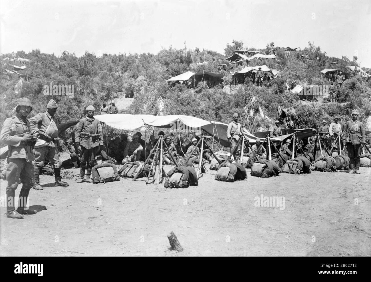 Turchia: Soldati turchi a Gallipoli, campagna dei Dardanelli, c. 1915-1916. La campagna di Gallipoli, nota anche come campagna dei Dardanelli o battaglia di Gallipoli o battaglia di Canakkale, ebbe luogo nella penisola di Gallipoli nell'Impero ottomano (ora Gelibolu nell'odierna Turchia) tra il 25 aprile 1915 e il 9 gennaio 1916, durante la prima guerra mondiale. Un'operazione congiunta britannica e francese fu organizzata per catturare la capitale ottomana di Costantinopoli (Istanbul) e assicurare una rotta marittima verso la Russia. Il tentativo fallì, con pesanti perdite da entrambe le parti. Foto Stock