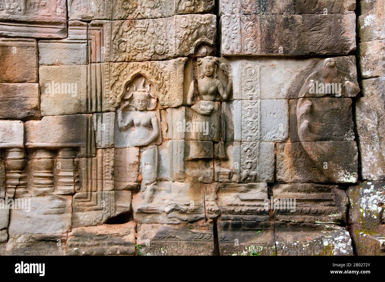 Cambogia: Apsara (Ninfe celesti), Banteay Kdei, Angkor. Banteay Kdei si trova a sud-est di Ta Prohm e ad est di Angkor Thom. Fu costruito tra la fine degli anni '12th e i primi anni '13th durante il regno di Jayavarman VII, è un tempio buddista in stile Bayon, simile in pianta a Ta Prohm e Preah Khan, ma meno complesso e più piccolo. Foto Stock