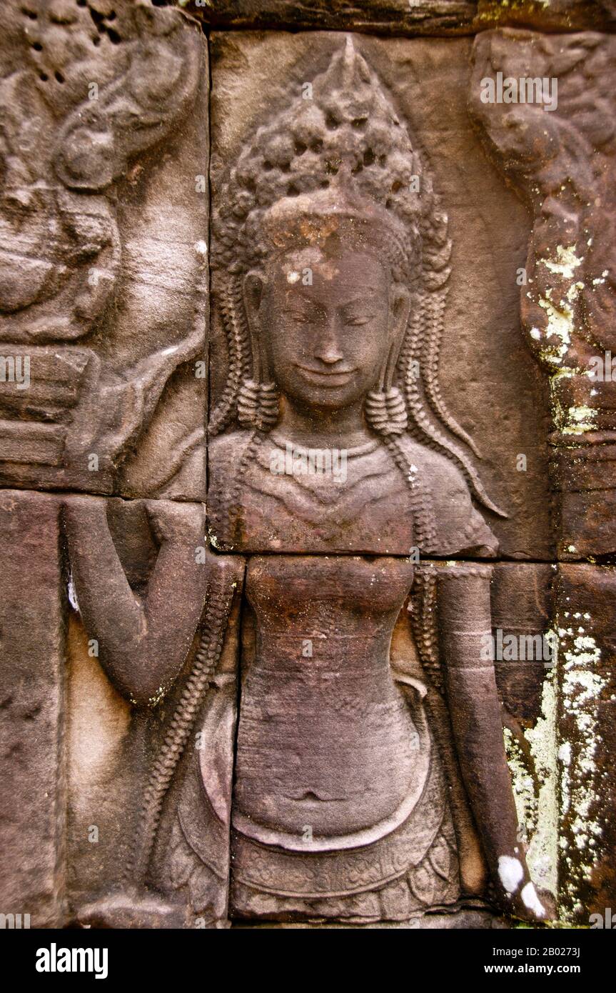Cambogia: Apsara (Ninfa celeste), Banteay Kdei, Angkor. Banteay Kdei si trova a sud-est di Ta Prohm e ad est di Angkor Thom. Fu costruito tra la fine degli anni '12th e i primi anni '13th durante il regno di Jayavarman VII, è un tempio buddista in stile Bayon, simile in pianta a Ta Prohm e Preah Khan, ma meno complesso e più piccolo. Foto Stock