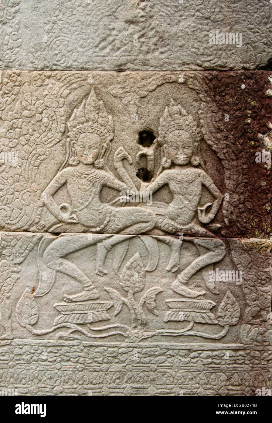 Cambogia: apsaras danzante (Ninfe celesti) su una colonna a Banteay Kdei, Angkor. Banteay Kdei si trova a sud-est di Ta Prohm e ad est di Angkor Thom. Fu costruito tra la fine degli anni '12th e i primi anni '13th durante il regno di Jayavarman VII, è un tempio buddista in stile Bayon, simile in pianta a Ta Prohm e Preah Khan, ma meno complesso e più piccolo. Foto Stock